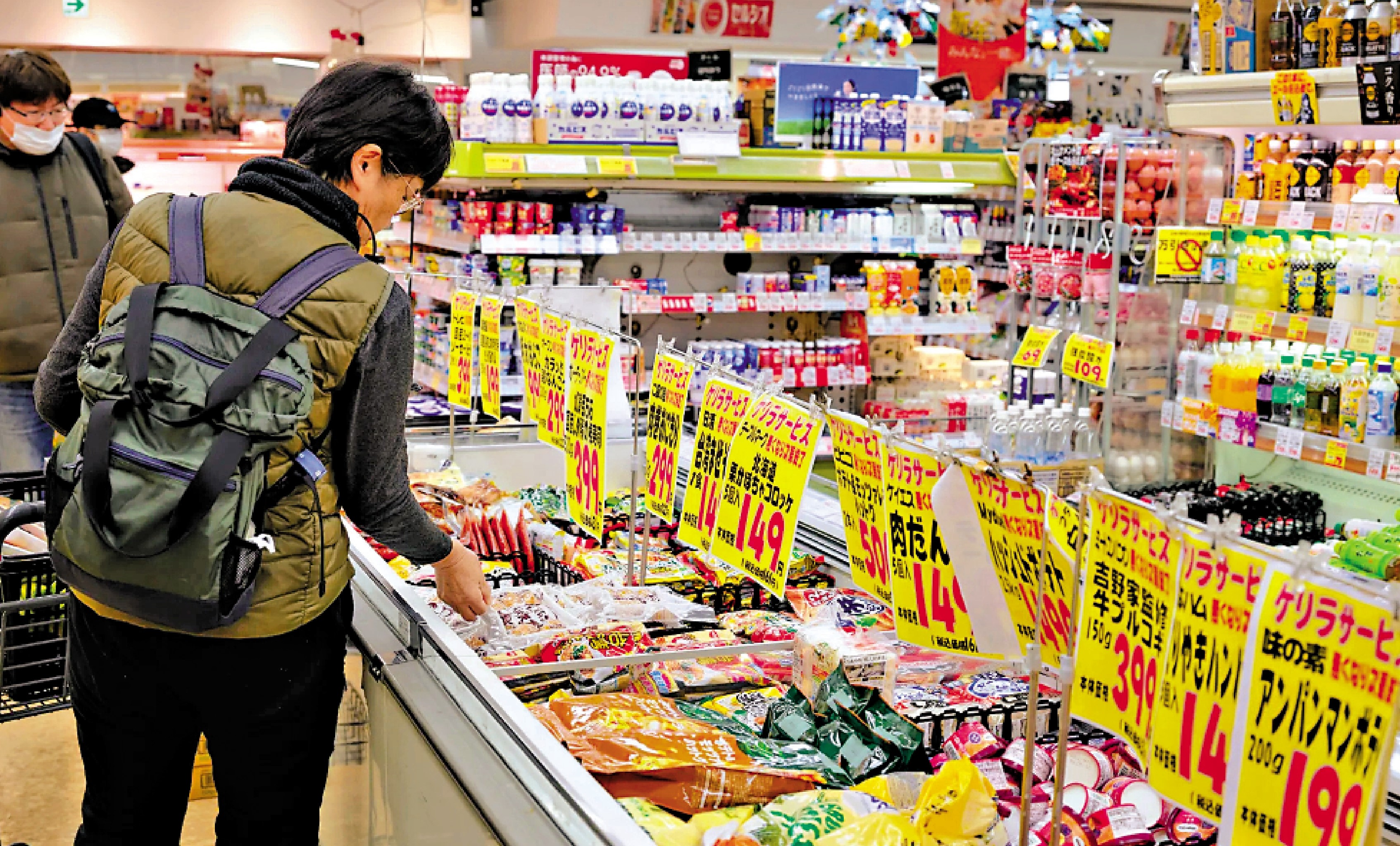　　圖：油價上漲推高日本通脹，民眾生活成本上升。\網絡圖片