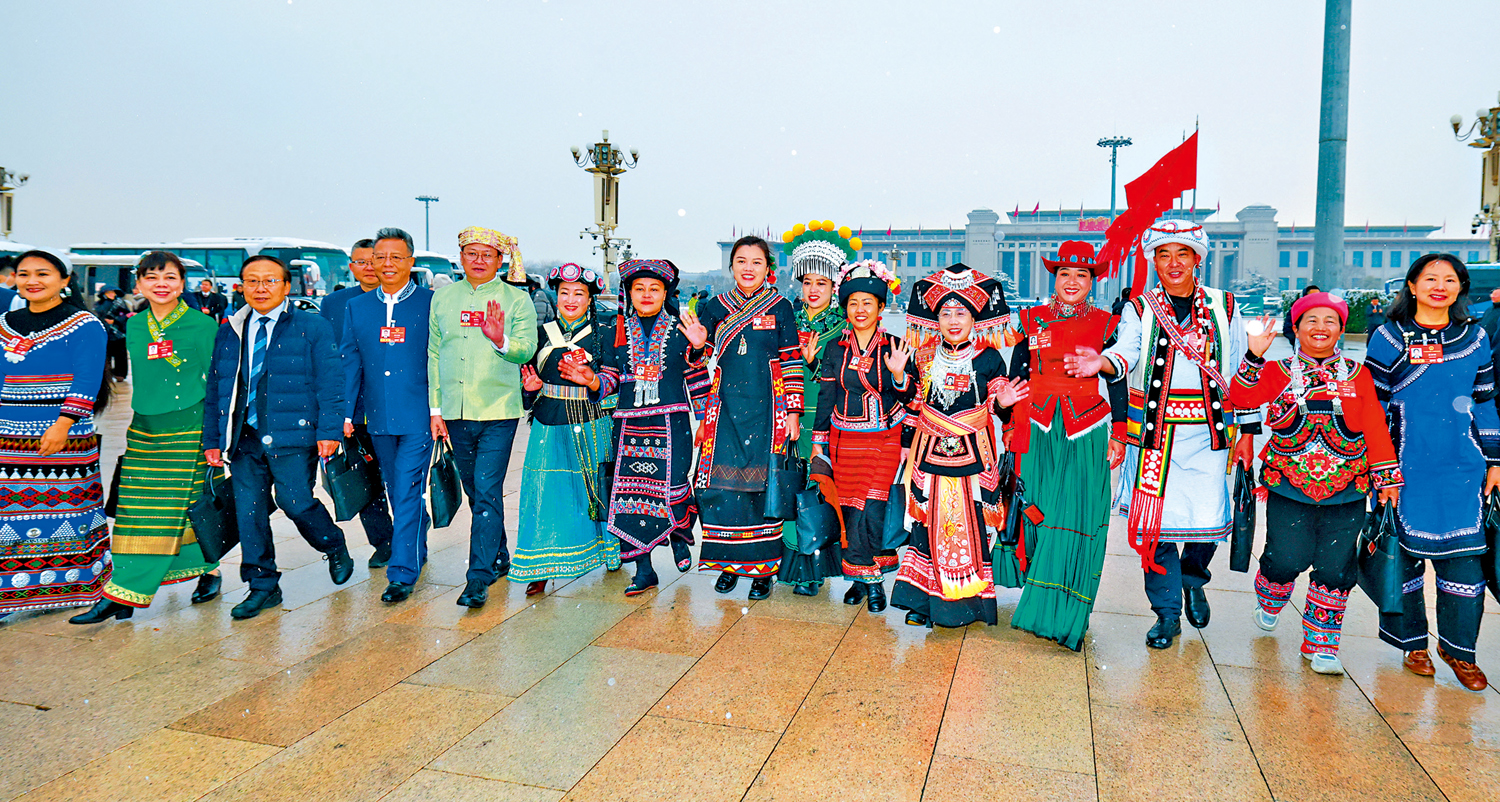 　　圖：《中華人民共和國民族團結進步促進法（草案）》明確了各民族一律平等、禁止民族分裂等基本原則。3月5日，第十四屆全國人民代表大會第四次會議在北京人民大會堂開幕。圖為全國人大代表走向會場。 新華社