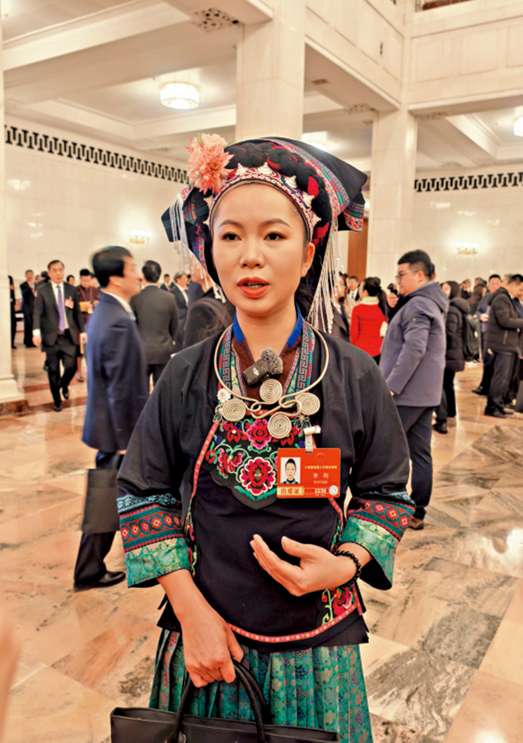 　　圖：圖為全國人大代表、中國第一批鄉村工匠名師、布依族服飾非遺傳承人及布依垚品牌創始人李利。\大公報記者趙一存攝