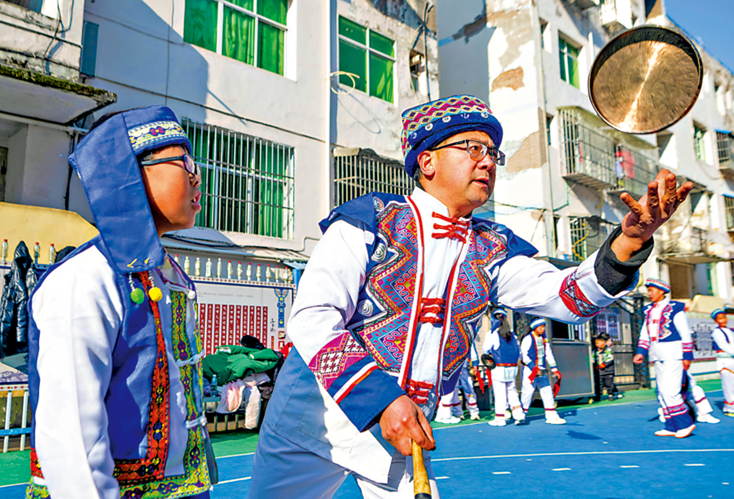 　　圖：草案支持民族地區立足資源稟賦發展傳統工藝等。圖為非遺傳承人在重慶石柱縣一所小學演示「丟馬鑼」技藝。\新華社