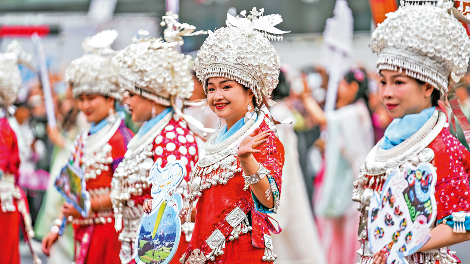 　　圖：2025年5月，貴州民族團結大巡遊活動在貴州省貴陽市舉行。圖為表演隊伍在巡遊中。\新華社
