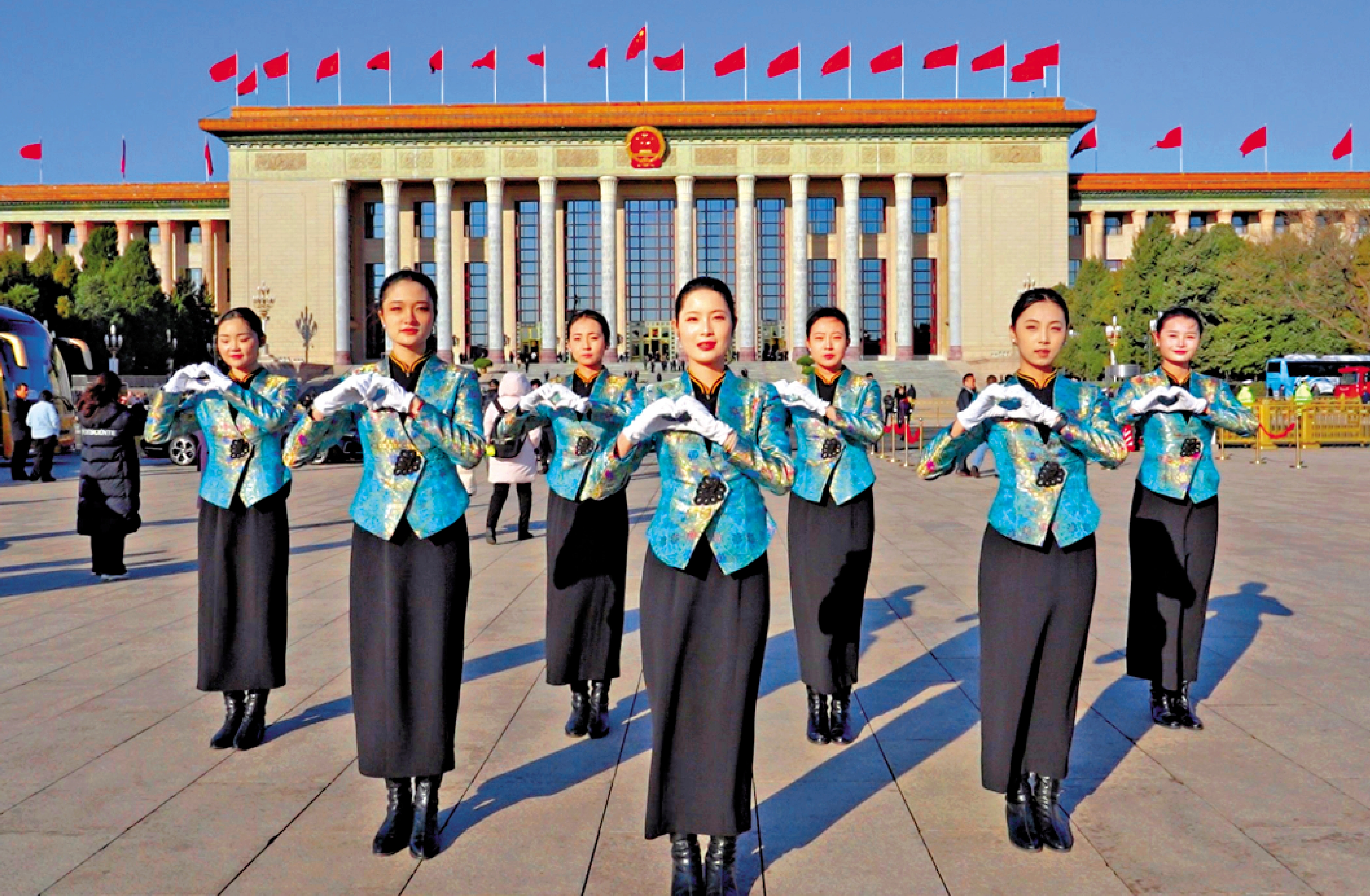 　　圖：在天安門廣場，禮賓隊一曲《立春》手勢舞翩躚綻放。\大公報記者于海江攝