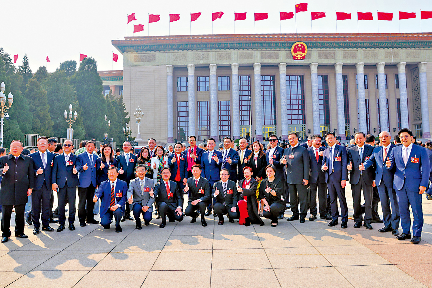 　　圖：3月12日，十四屆全國人大四次會議在北京人民大會堂勝利閉幕。圖為港區全國人大代表在人民大會堂前合影。
