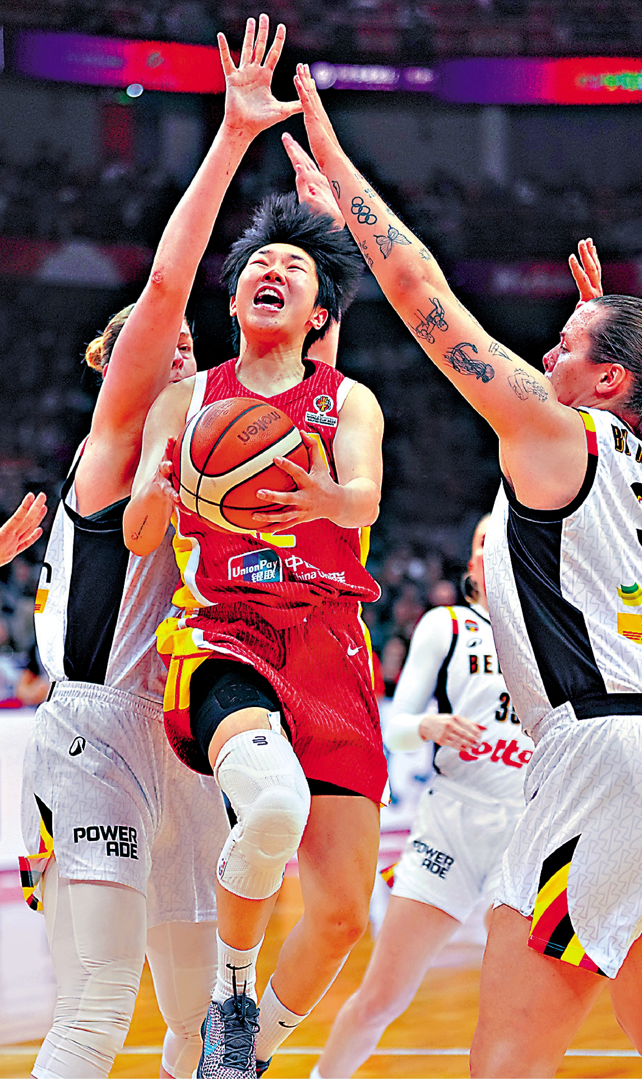 　　圖：中國女籃球員陳玉婕（中）在比賽中上籃。\新華社
