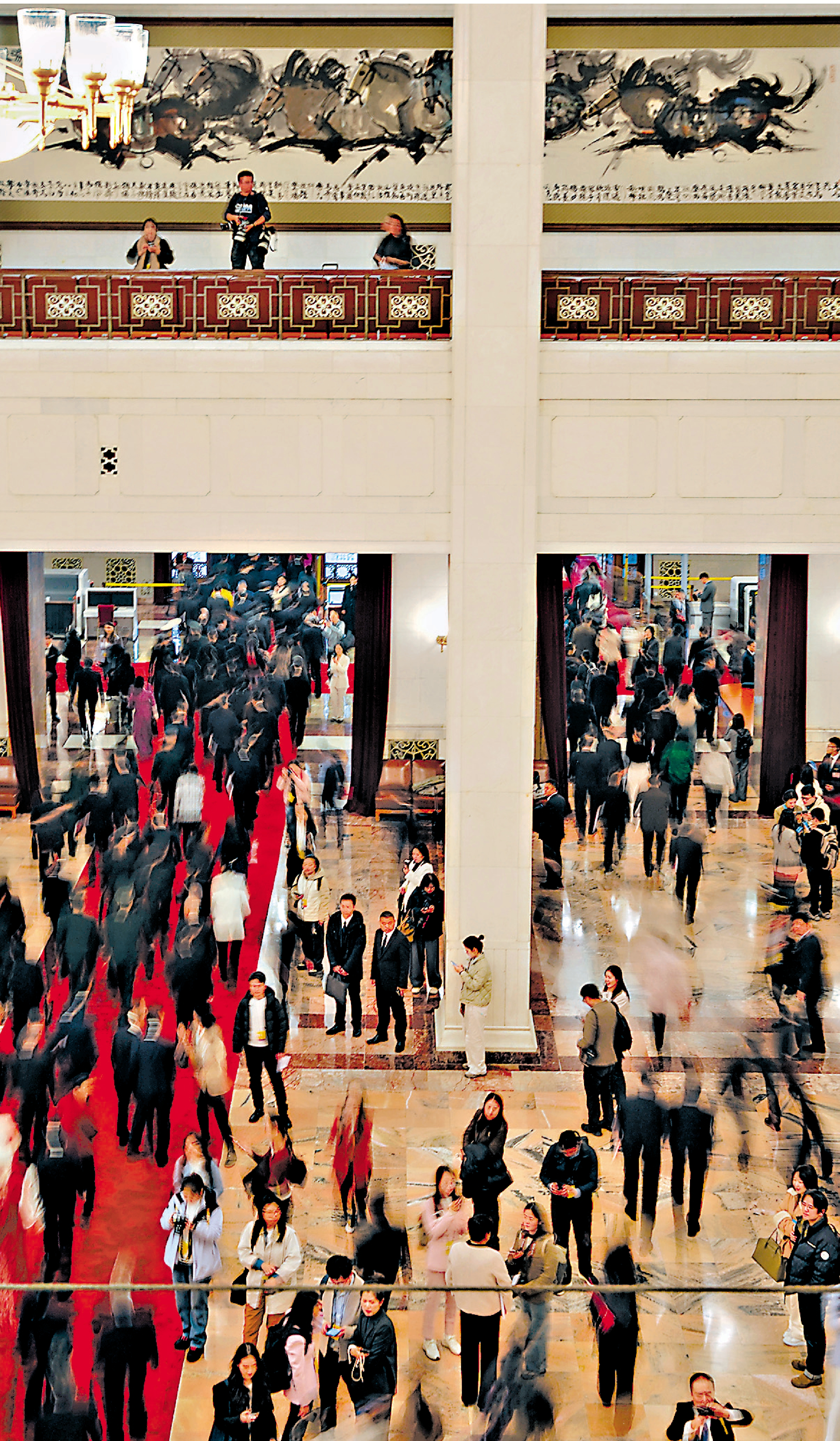 　　圖：3月12日，十四屆全國人大四次會議在京閉幕，代表們信心滿懷，步履匆匆，希望把「十五五」規劃綱要第一時間分享給民眾。\大公報記者帥誠攝