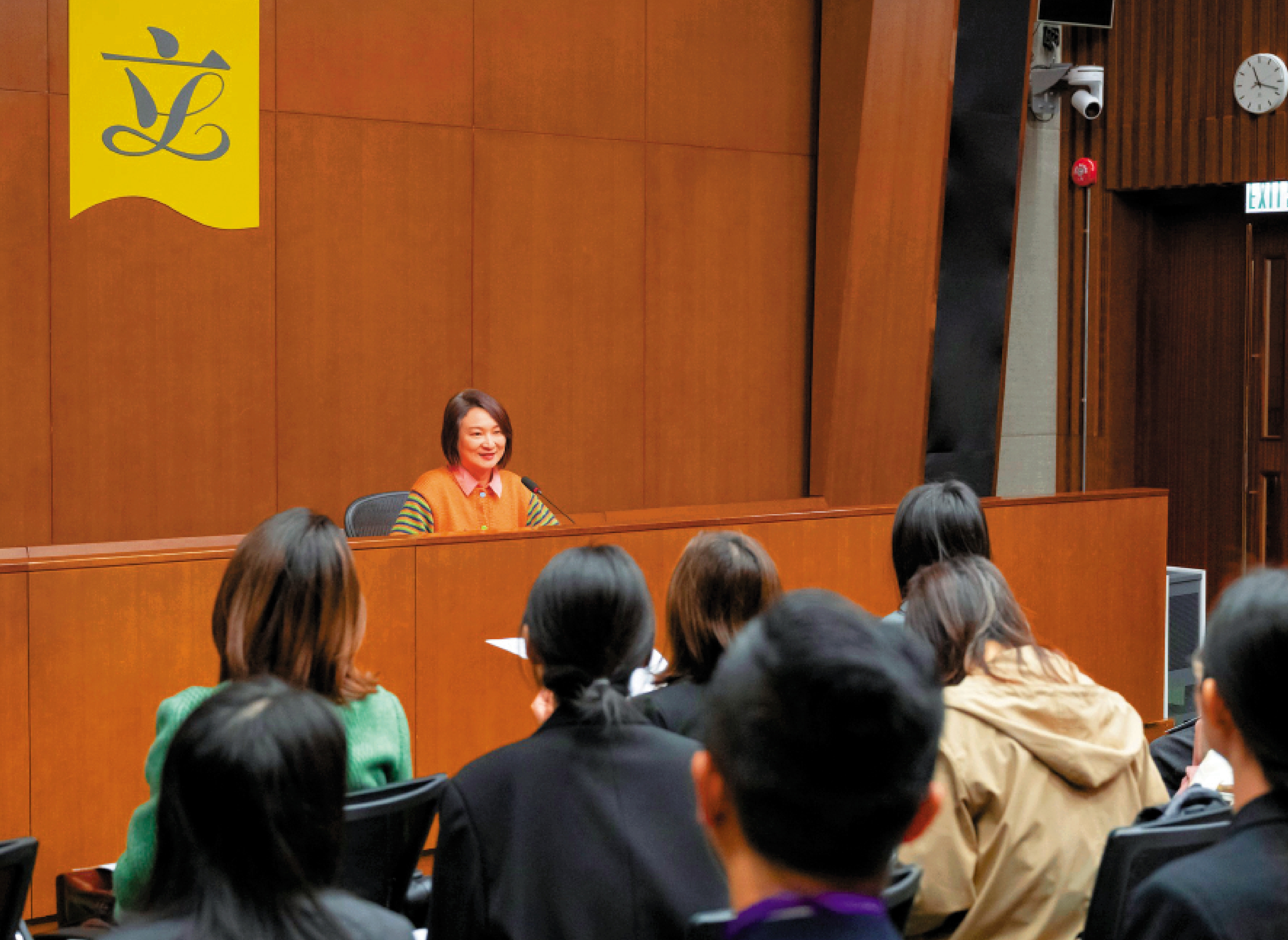 　　圖：李慧琼昨日與20多位修讀香港城市大學中國法官法學碩士及博士課程的內地司法人員會面交流。
