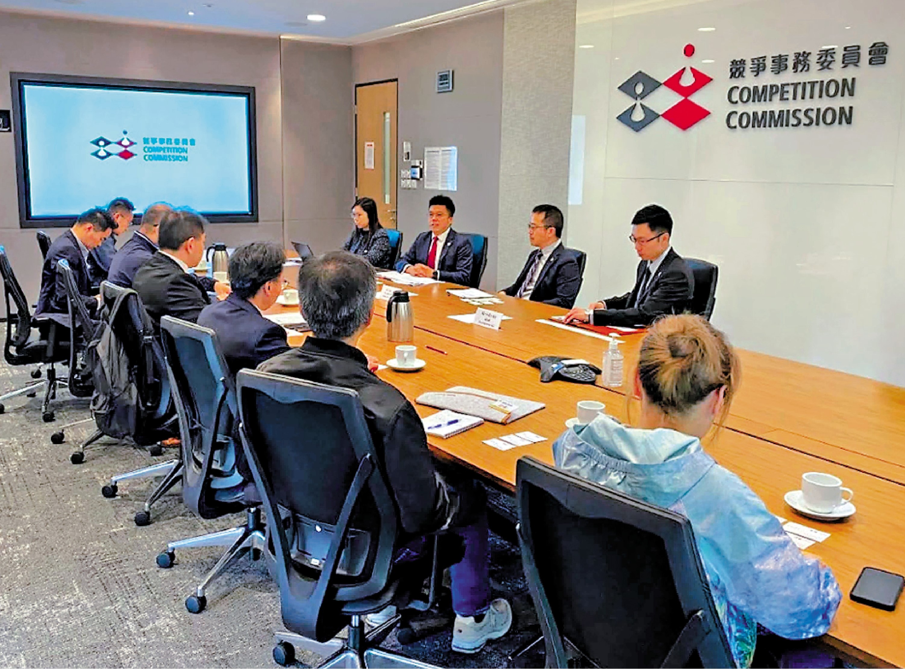 　　圖：競委會昨日約見本港各大油公司代表，了解本地車用燃油價格近日的走勢，並表達關注。