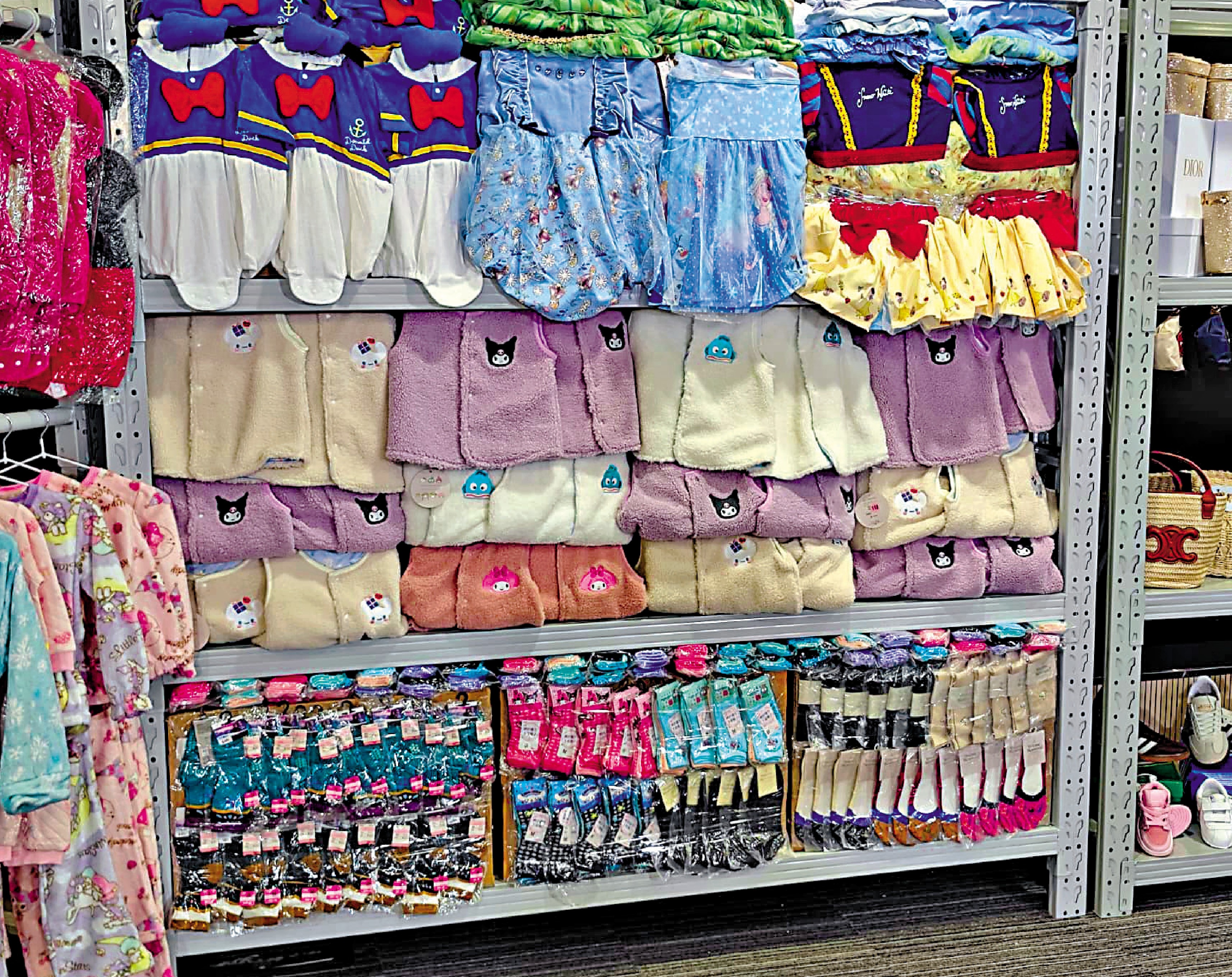 　　圖：海關展示搜出的懷疑冒牌童裝。