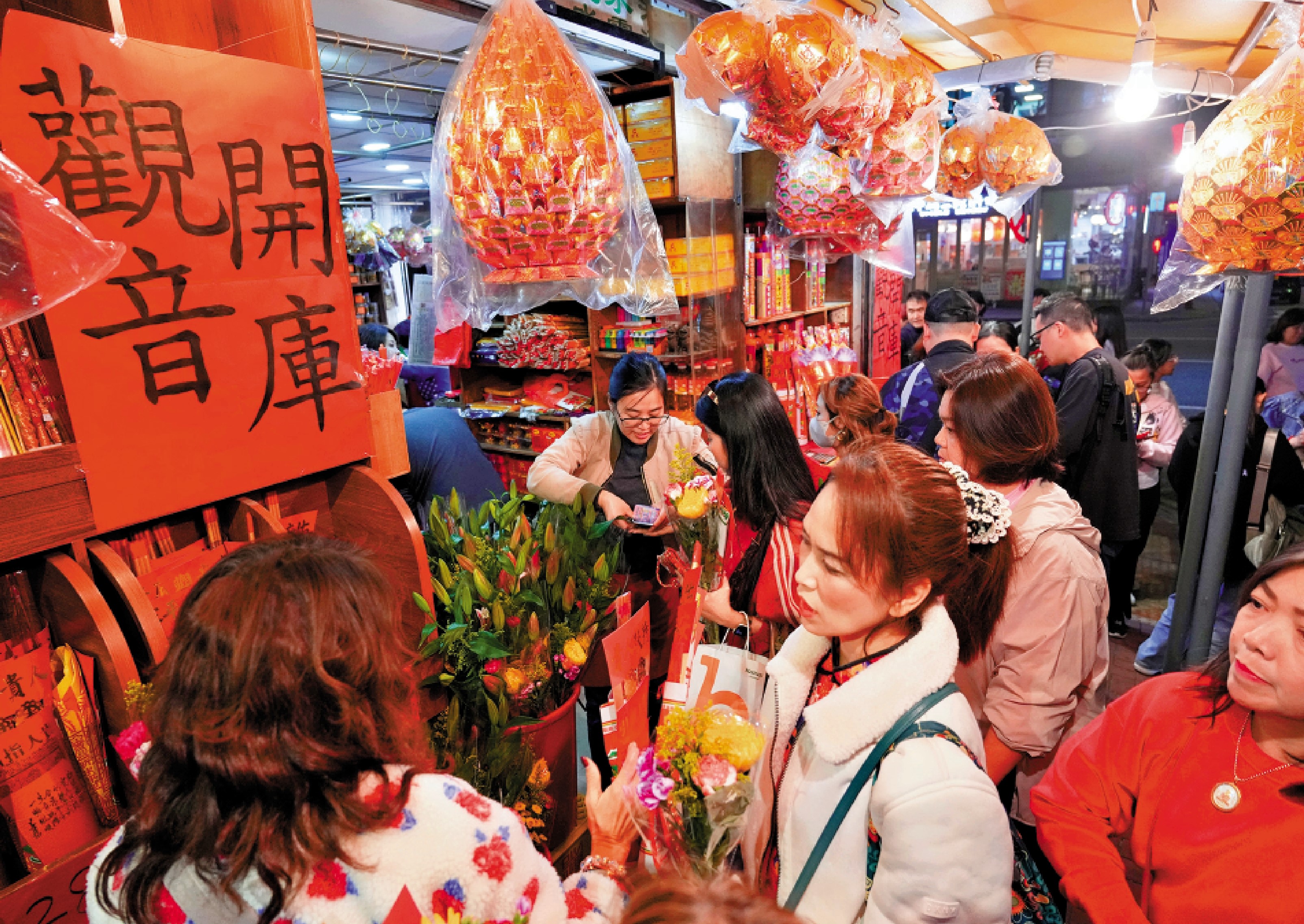 　　圖：觀音開庫，人潮不絕。\大公報記者麥潤田攝