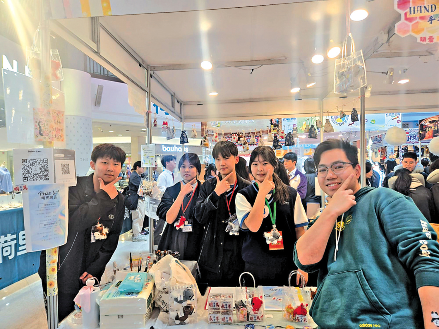 　　圖：多名中學生昨日參與「趁墟做老闆」活動，體驗創業。\大公報記者林天攝