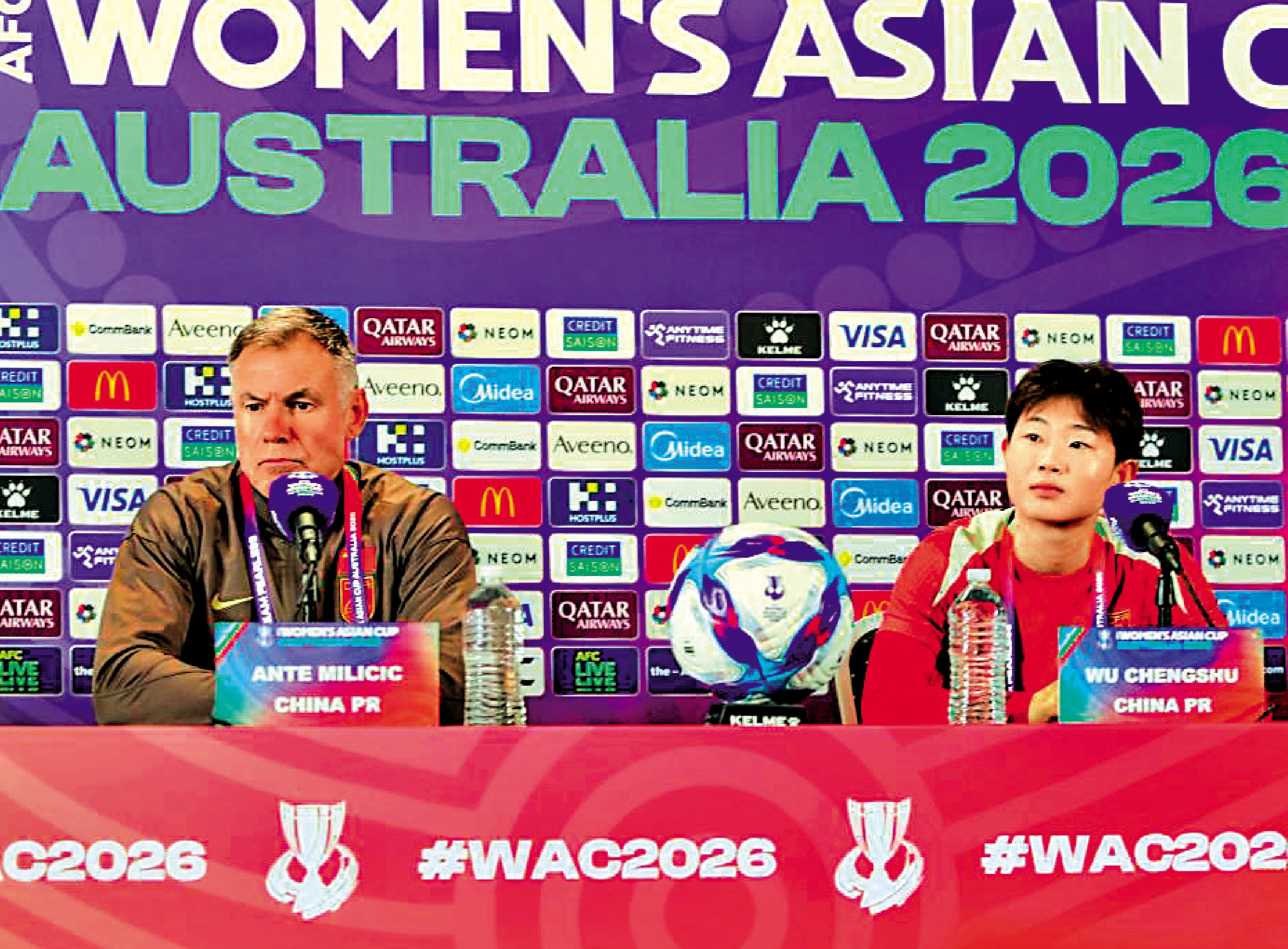 　　圖：中國女足主教練米利西奇（左）與中國隊球員吳澄舒出席賽前新聞發布會。\新華社