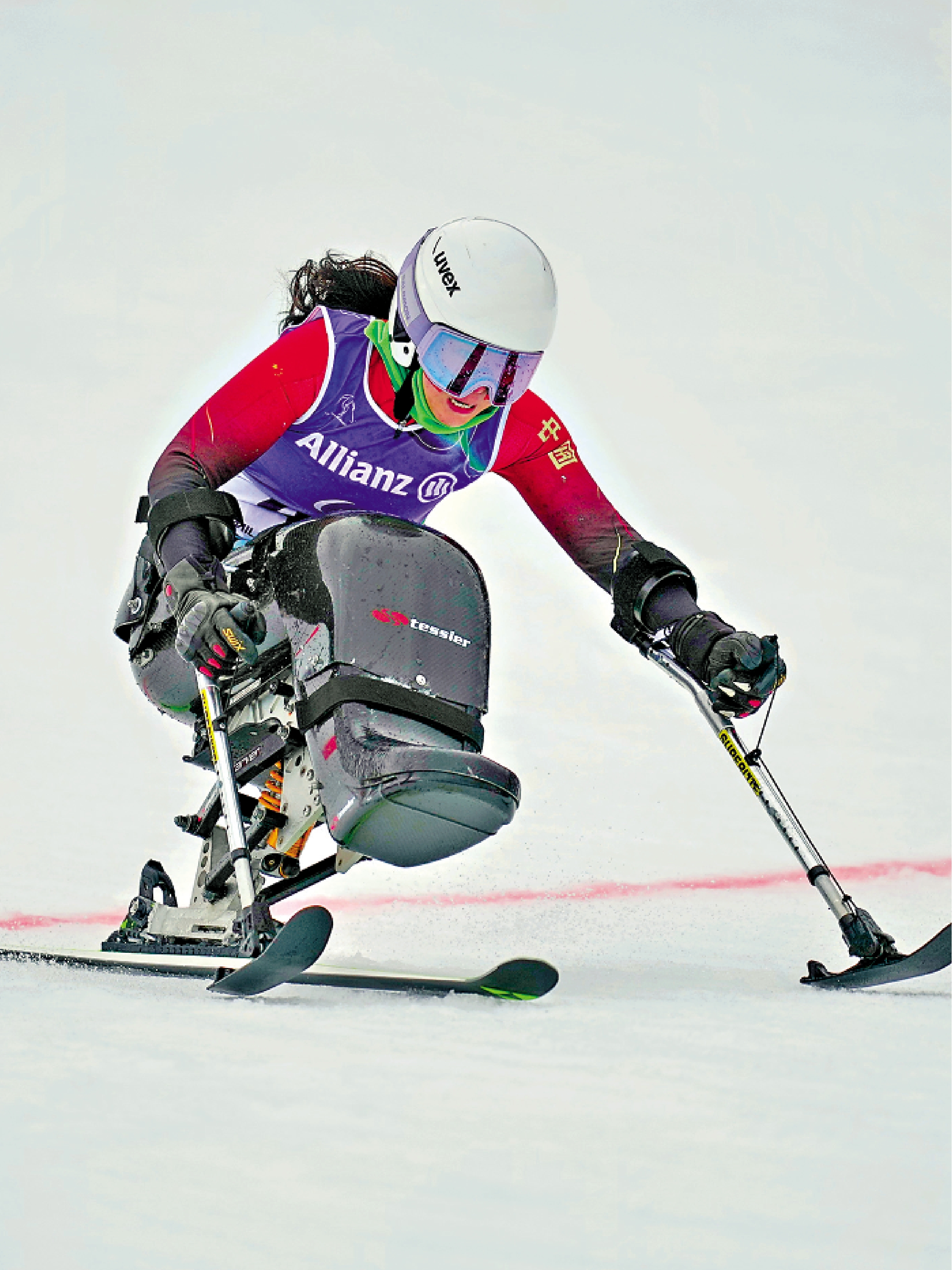 　　圖：米蘭冬殘奧會高山滑雪女子大回轉（坐姿）比賽中，中國選手劉思彤獲得銅牌。\新華社