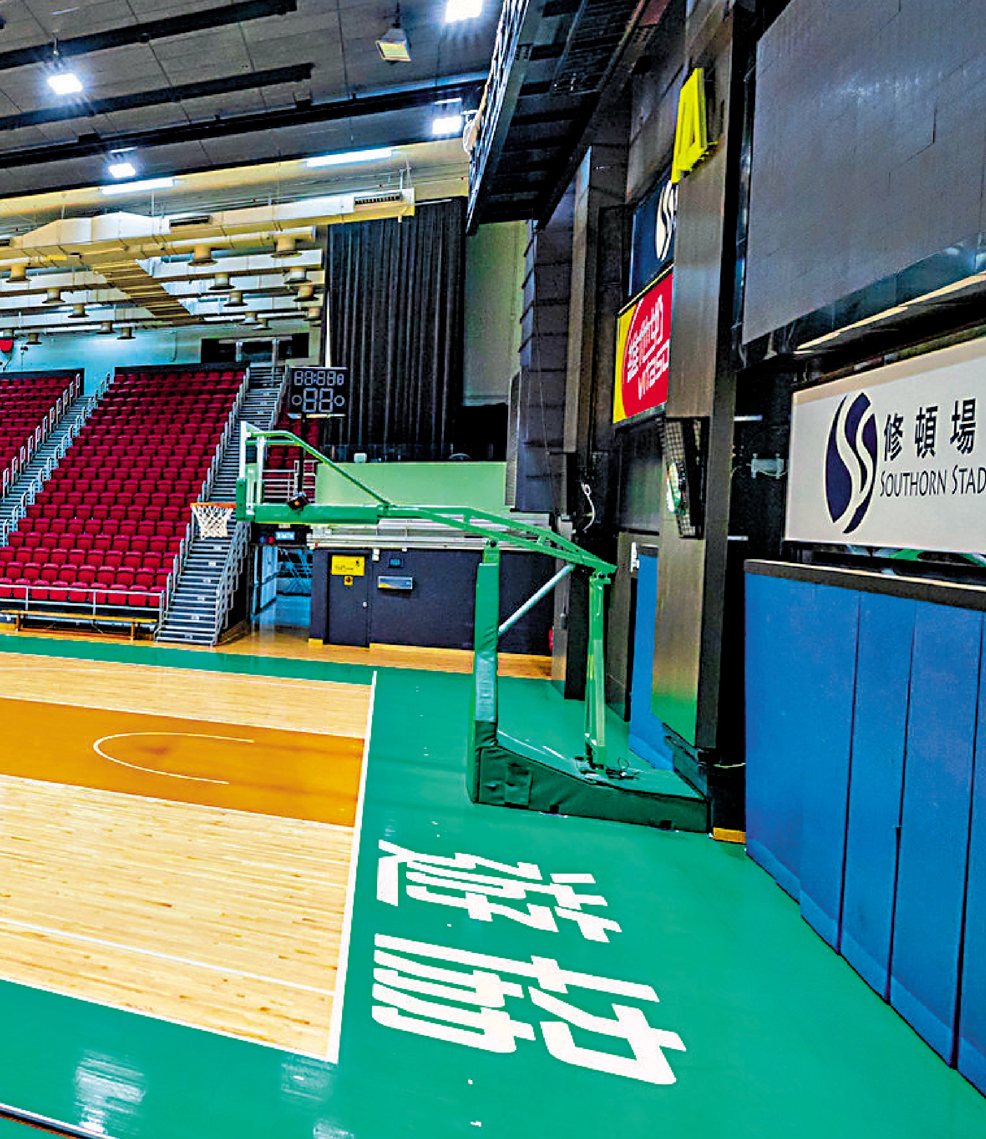 　　圖：修頓場館的籃框與底線距離不符NBL賽會要求。