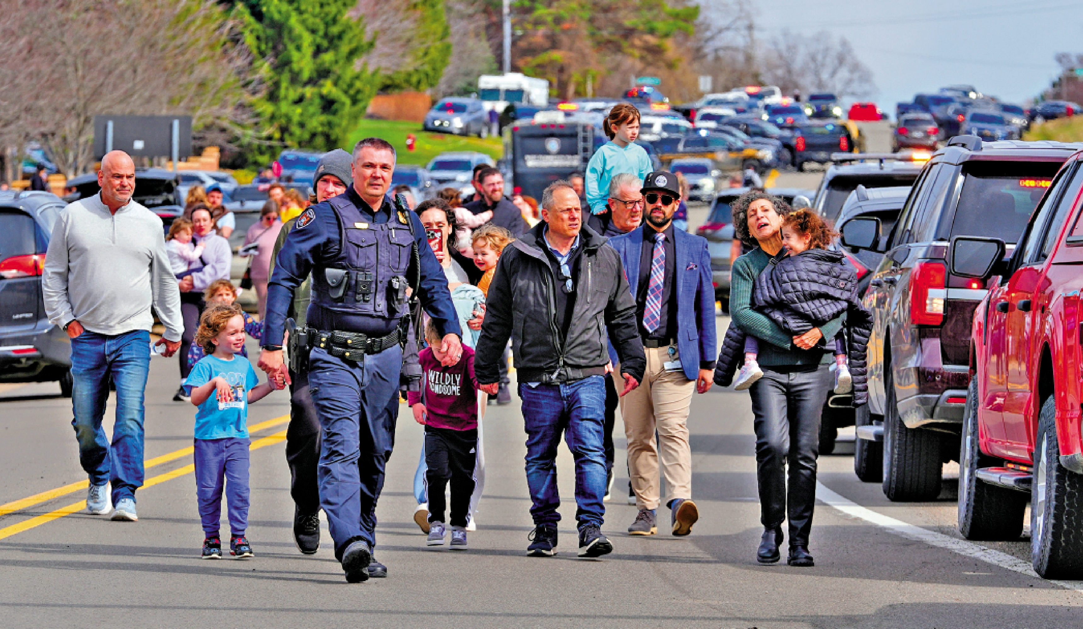　　圖：美國密歇根州一猶太教堂遇襲，執法人員護送孩童和家長撤離。\美聯社
