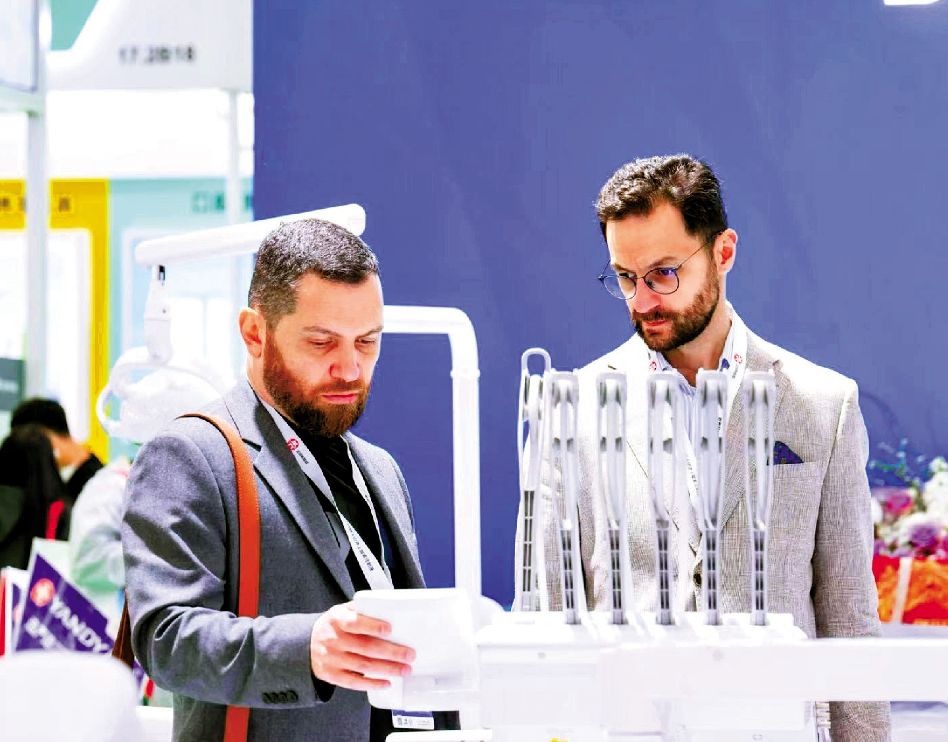 　　圖：外國客戶在廣州一個展會上了解醫療器械產品。\受訪者供圖