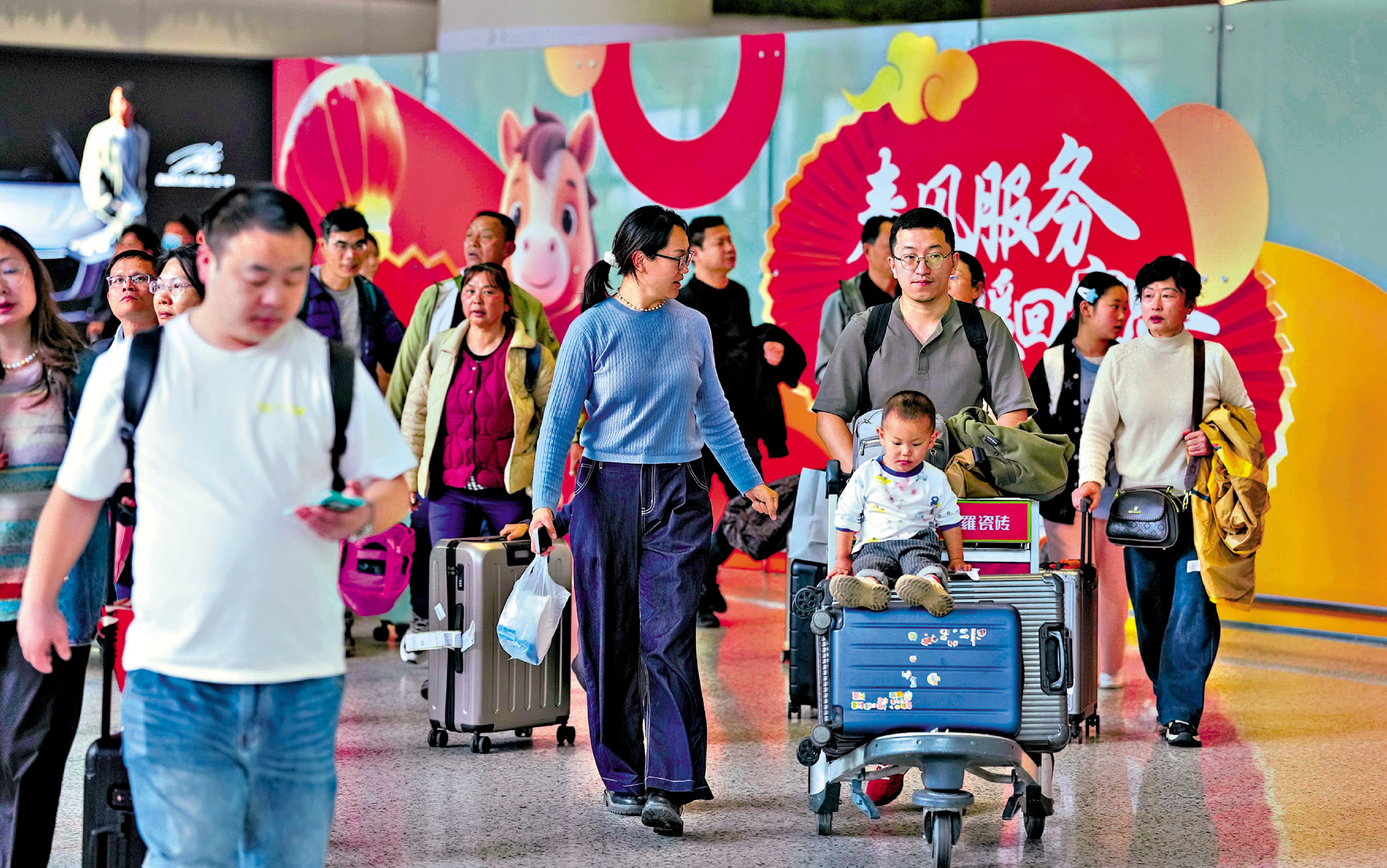 　　圖：2月23日，在廣州白雲機場T2航站樓，旅客走出到達大廳。\新華社