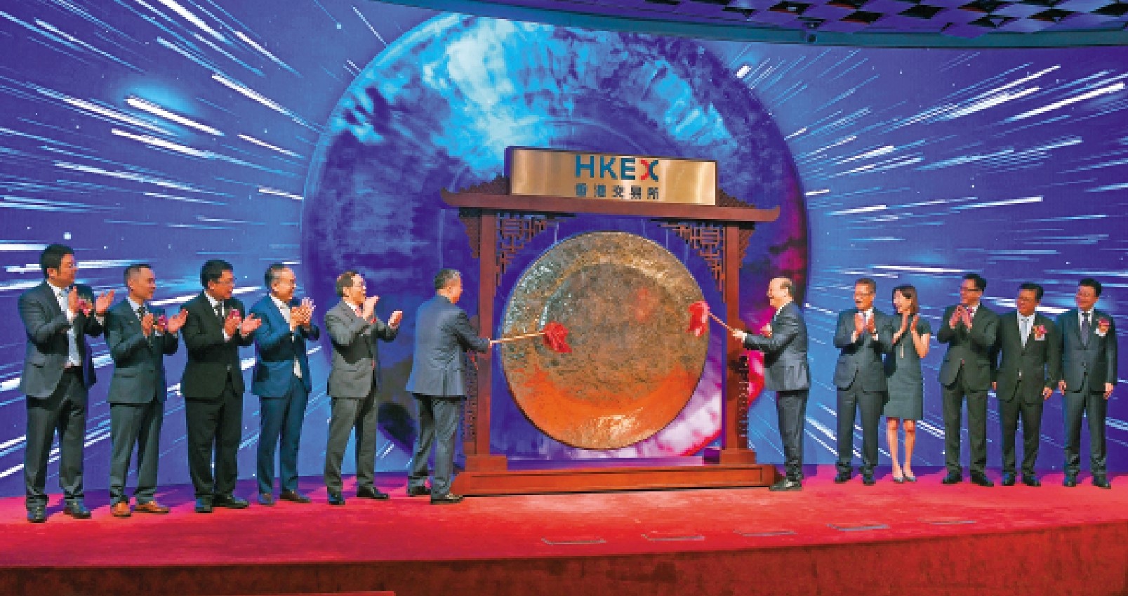 　　圖：「十五五」規劃綱要提出，支持香港鞏固提升國際金融中心地位。圖為去年5月嘉賓在香港交易所出席寧德時代上市儀式。\新華社