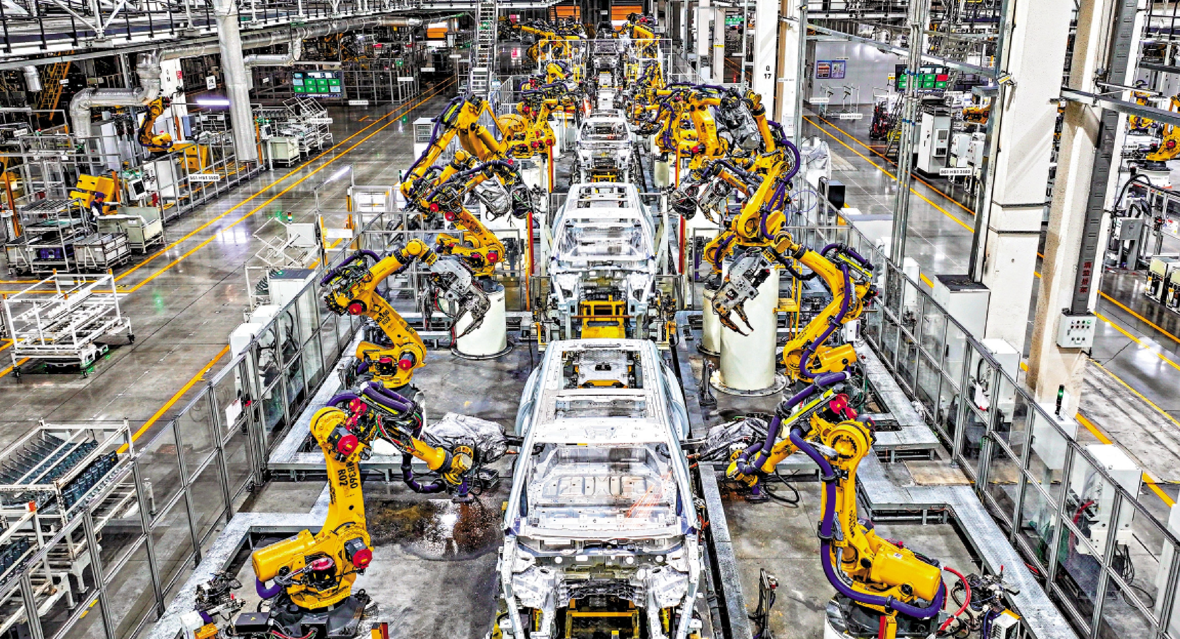 　　圖：在位於重慶市兩江新區的賽力斯汽車超級工廠，自動化生產線在作業。\新華社