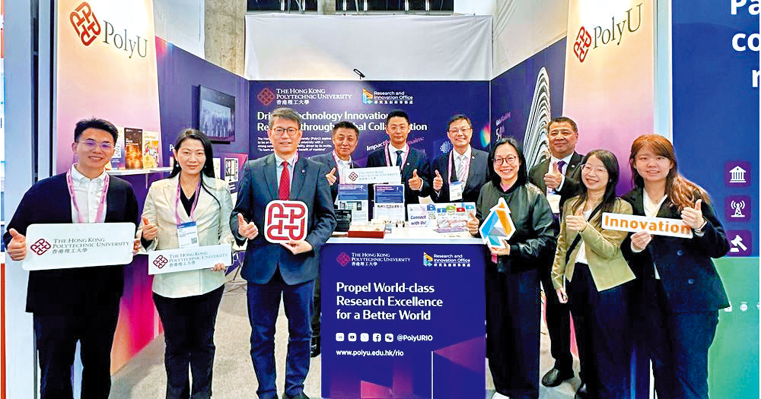 　　圖：理大首次參與於巴塞隆那舉行的「2026年世界移動通訊大會」，成為香港唯一參展大學。代表團由理大高級副校長（研究及創新）趙汝恒教授（左三）帶領。