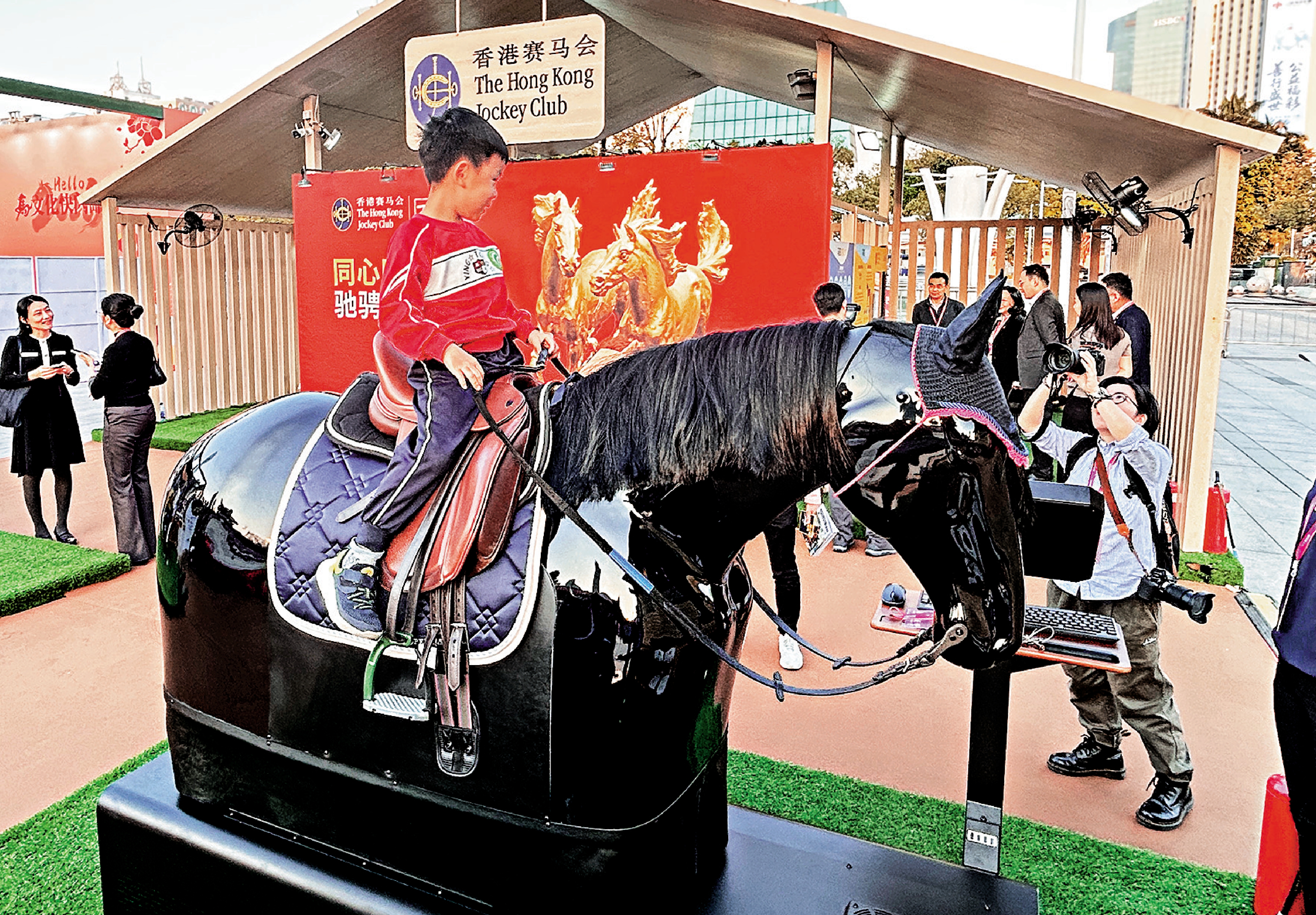 　　圖：香港賽馬會展區火爆，馬術騎乘體驗受到少年兒童追捧。/ 大公報記者敖敏輝攝