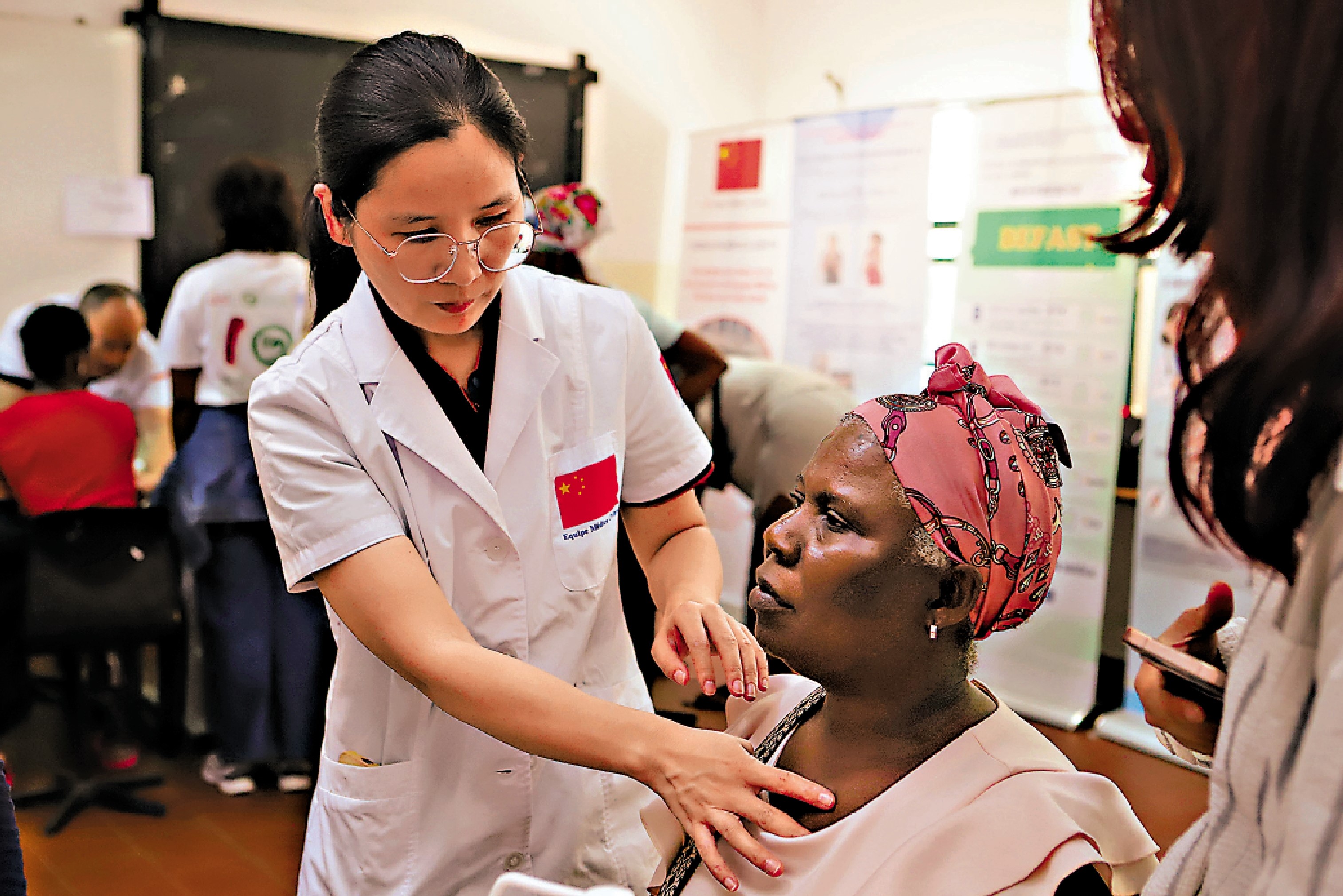 　　圖：3月8日，第22批中國援佛得角醫療隊醫生為當地患者檢查身體。/新華社