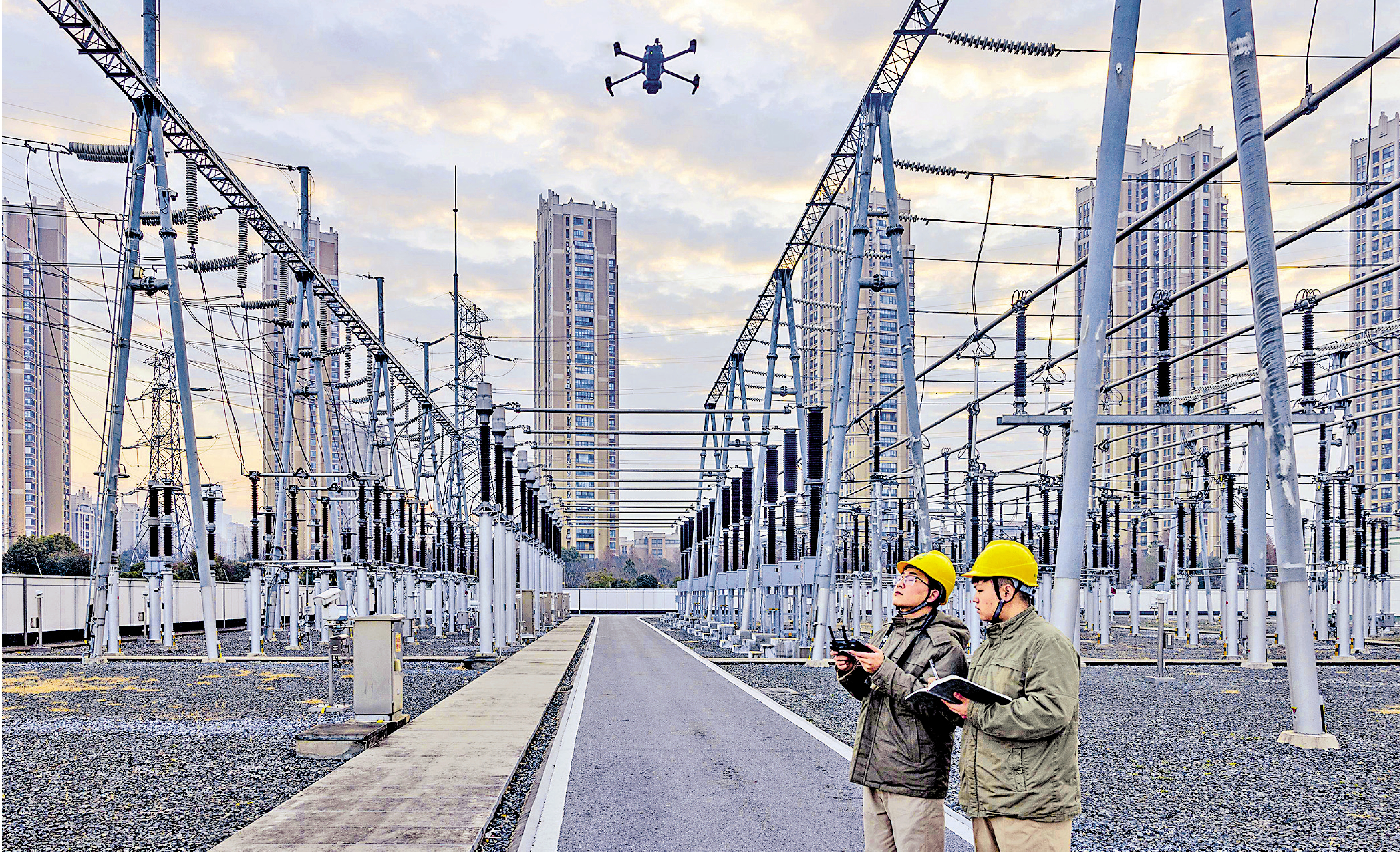 　　圖：2月17日，國網泰州供電公司運維人員在220千伏寺巷變電站利用無人機巡檢電力設備。\新華社