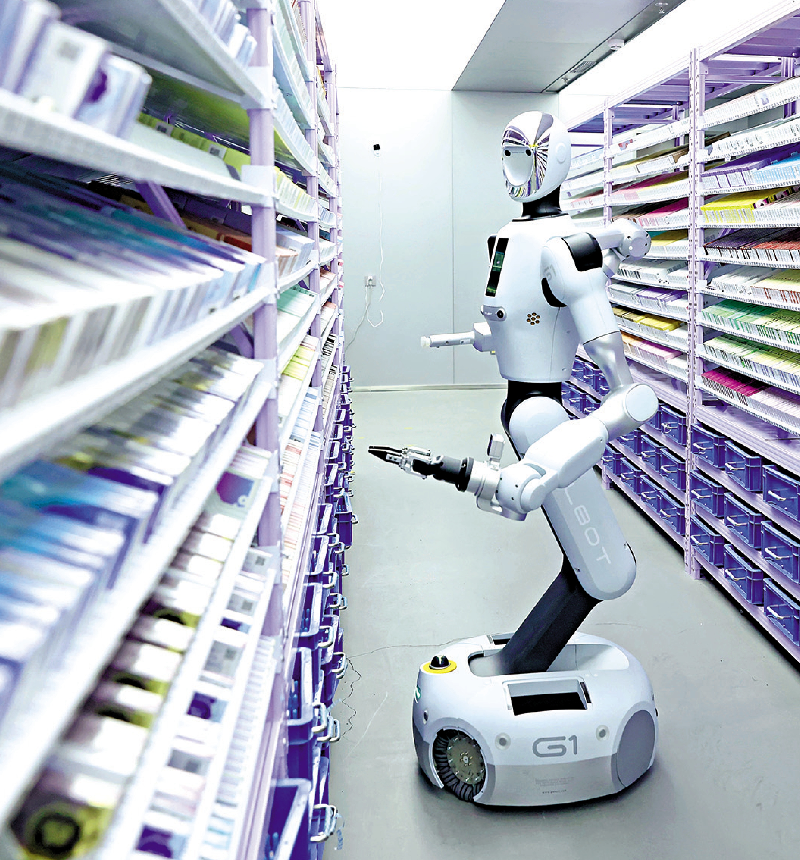 　　圖：「十五五」規劃為兩岸科創合作提供新契機。圖為智能機器人在北京一家藥店工作。\中新社