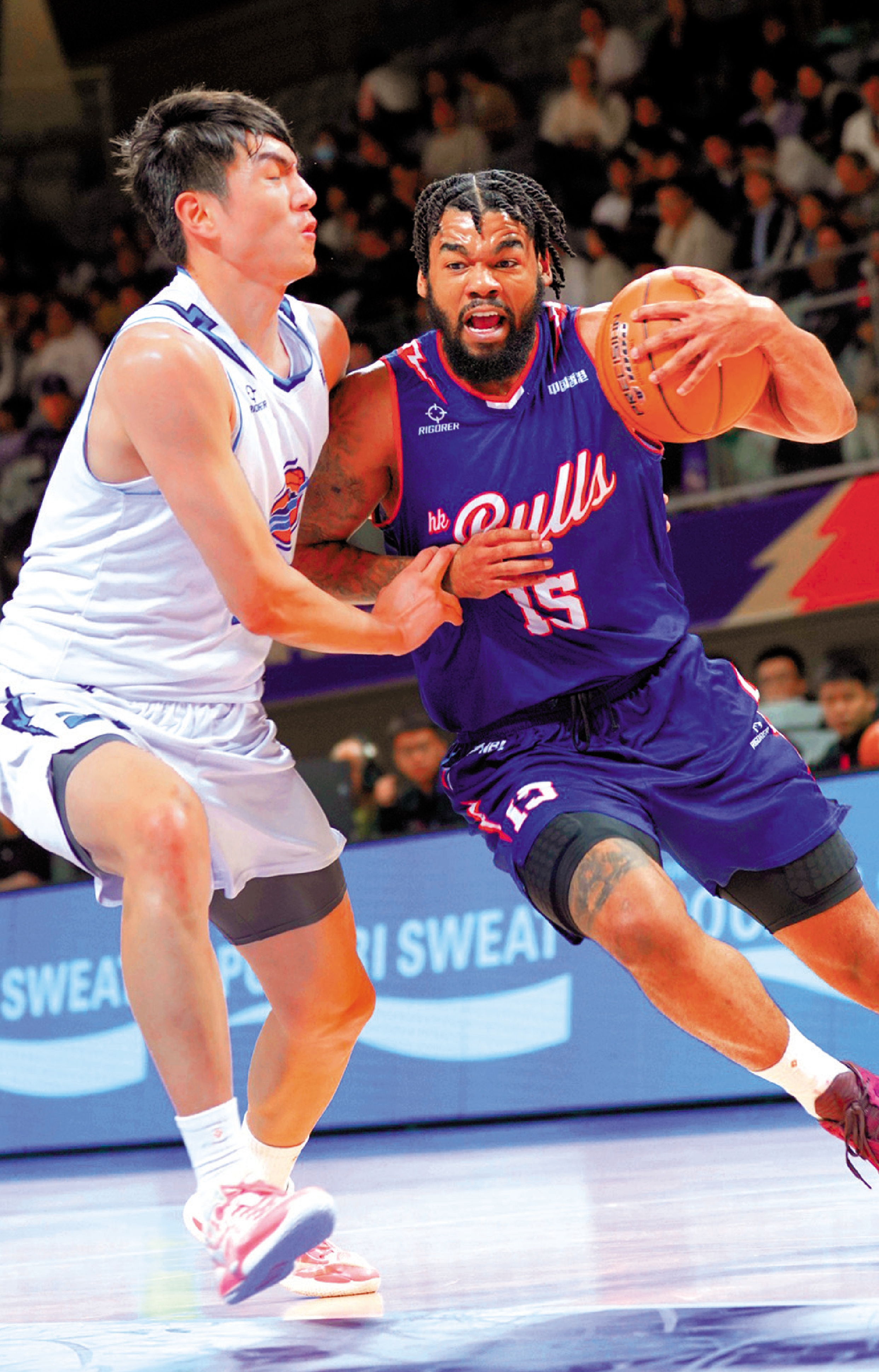 　　圖：金牛男籃球員美臣鍾斯（右）全力進攻。