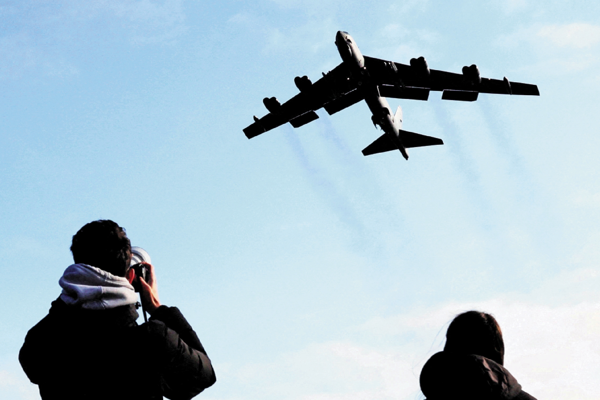 　　圖：一架美軍轟炸機15日從英國基地起飛，執行打擊伊朗的任務。\路透社