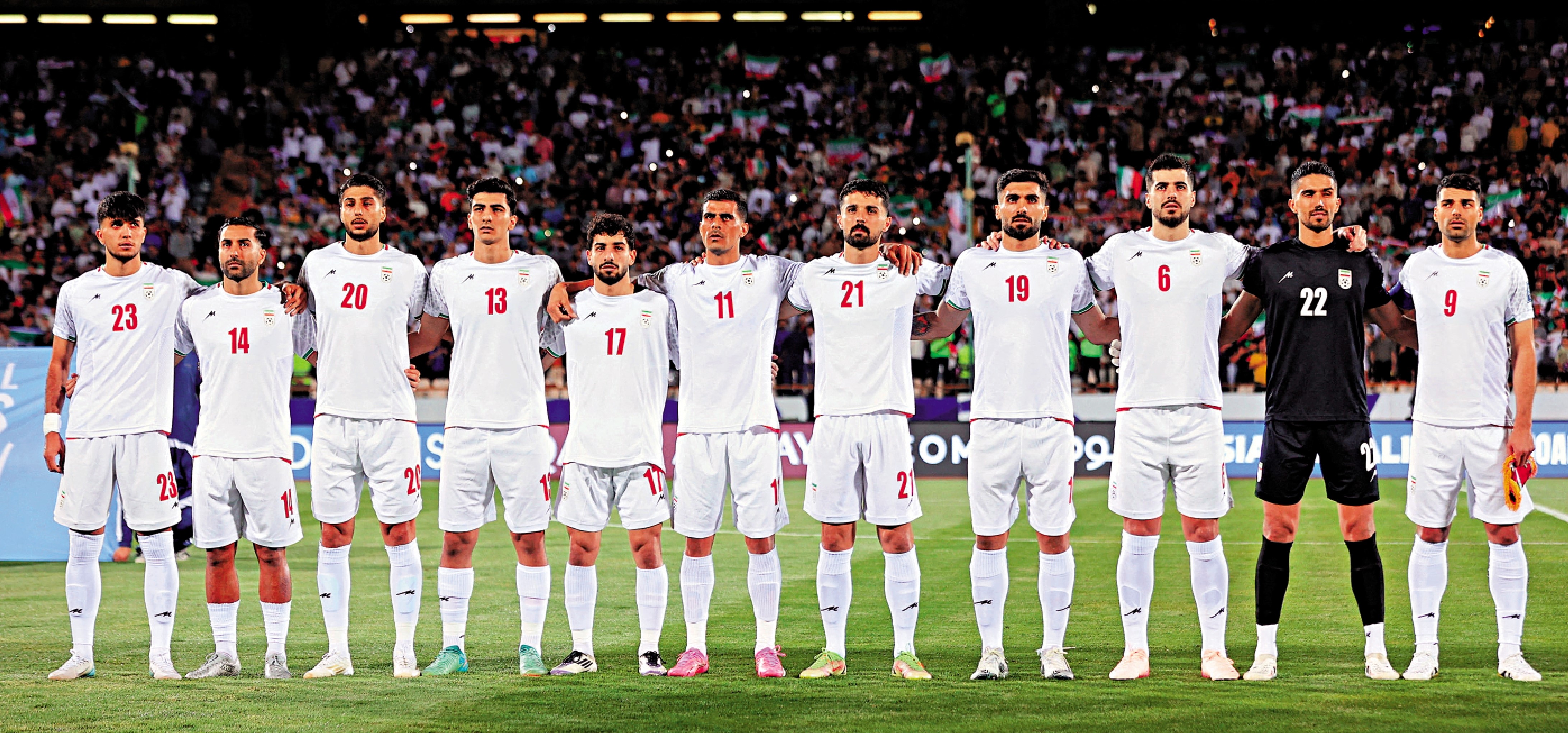 　　圖：去年世界盃亞洲區預選賽，伊朗球員在賽前列隊合影。\路透社