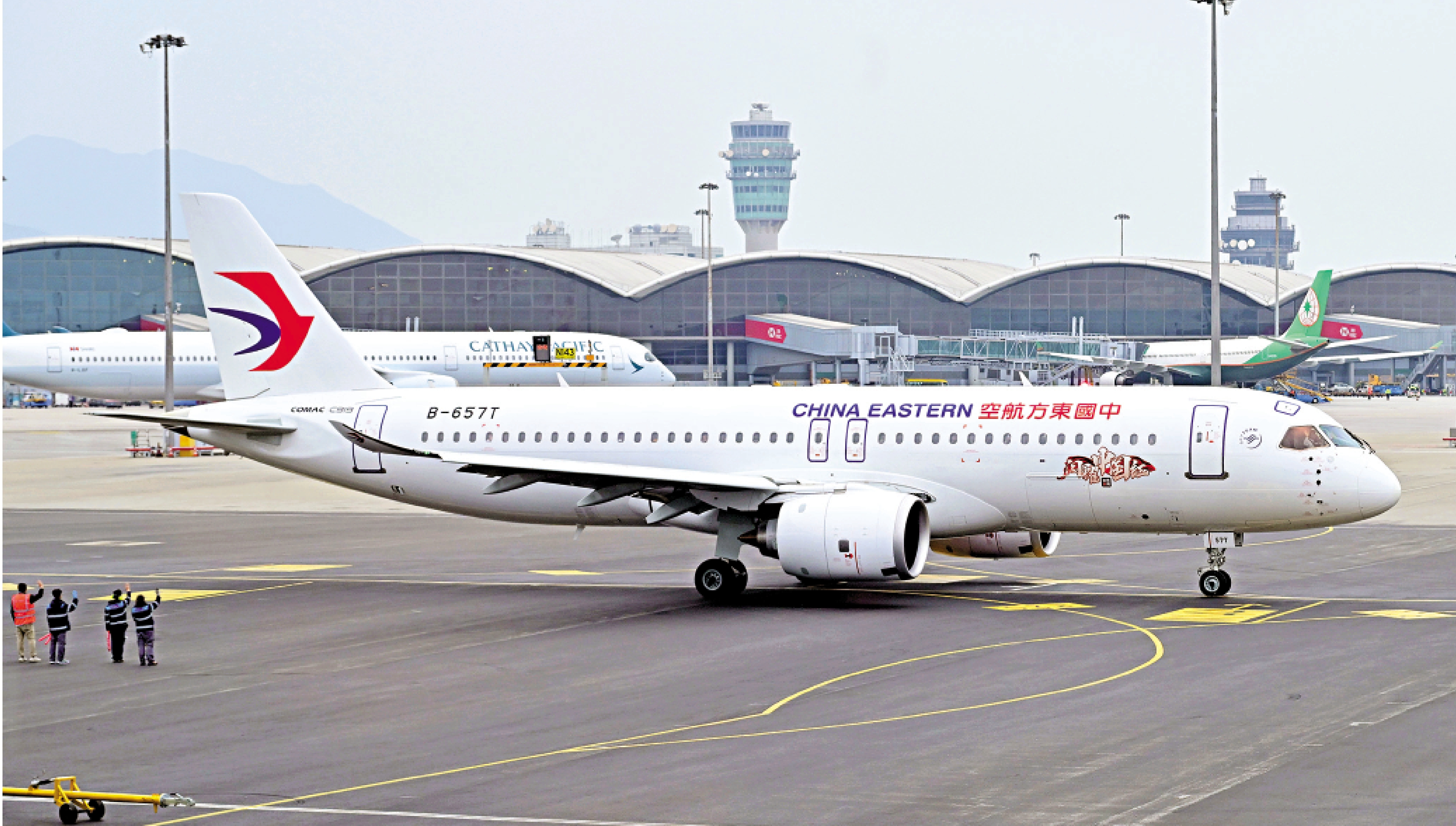 　　圖：國產大飛機C919客機準備從香港國際機場起飛。\新華社