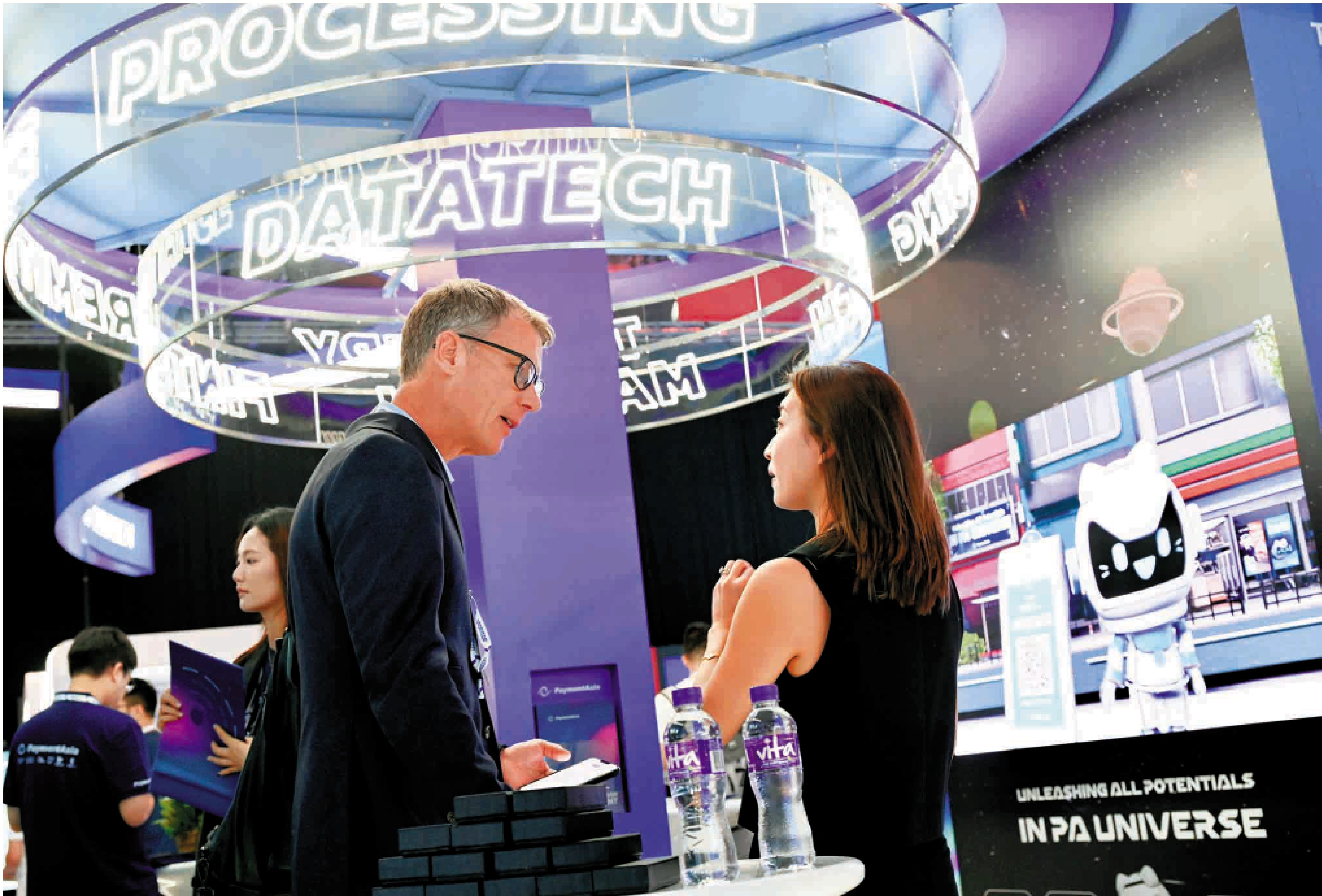 　　圖：在香港金融科技周上，來自銀行、證券、投資等領域人士在相互交流。\中新社