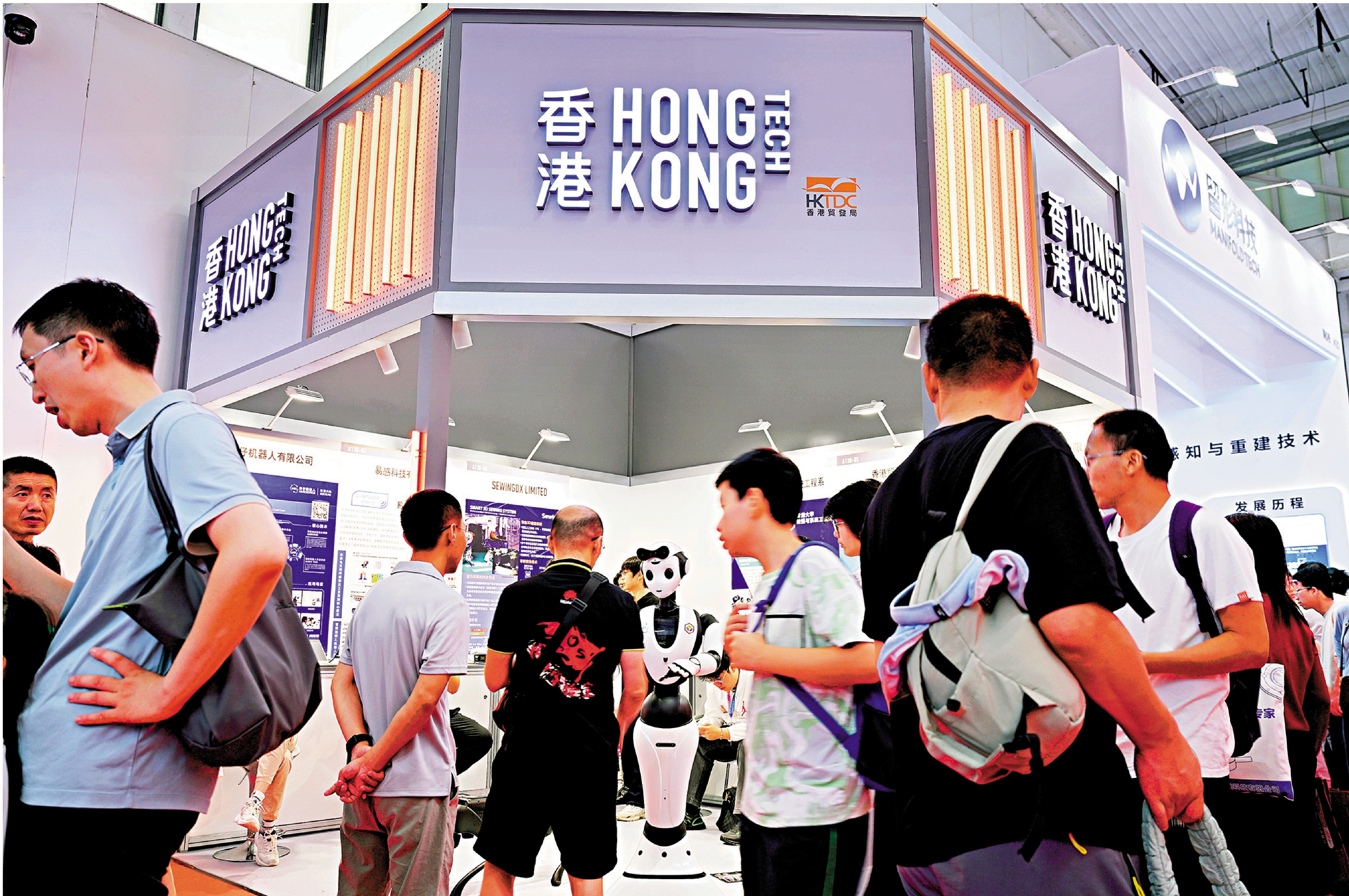 　　圖：在北京2025世界機器人大會，香港展台的科技成果吸引大量觀眾。\中新社
