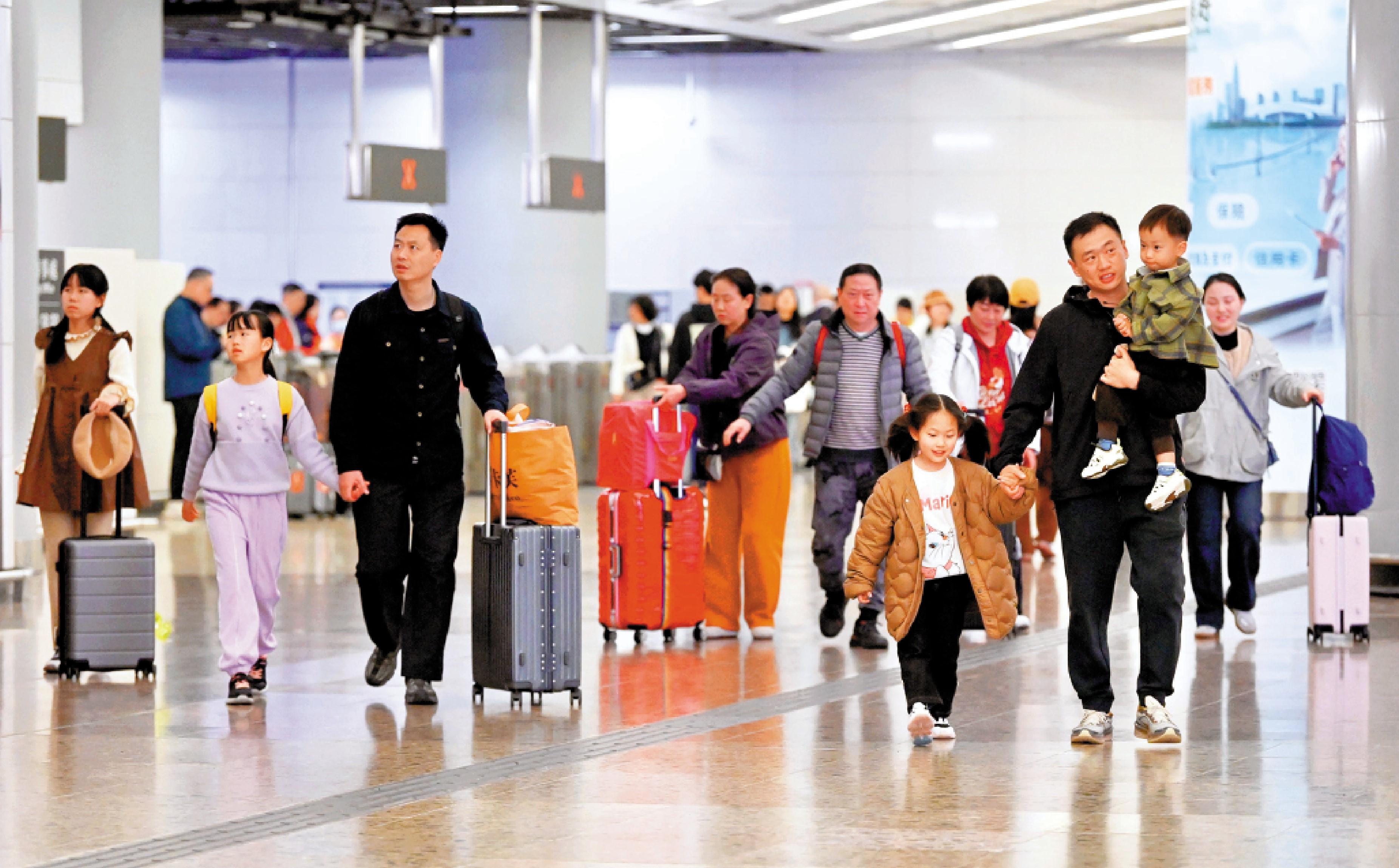 　　圖：廣深港高鐵、港珠澳大橋等跨境基建日均服務超10萬人次。圖為香港西九龍高鐵站出行的旅客。\中新社