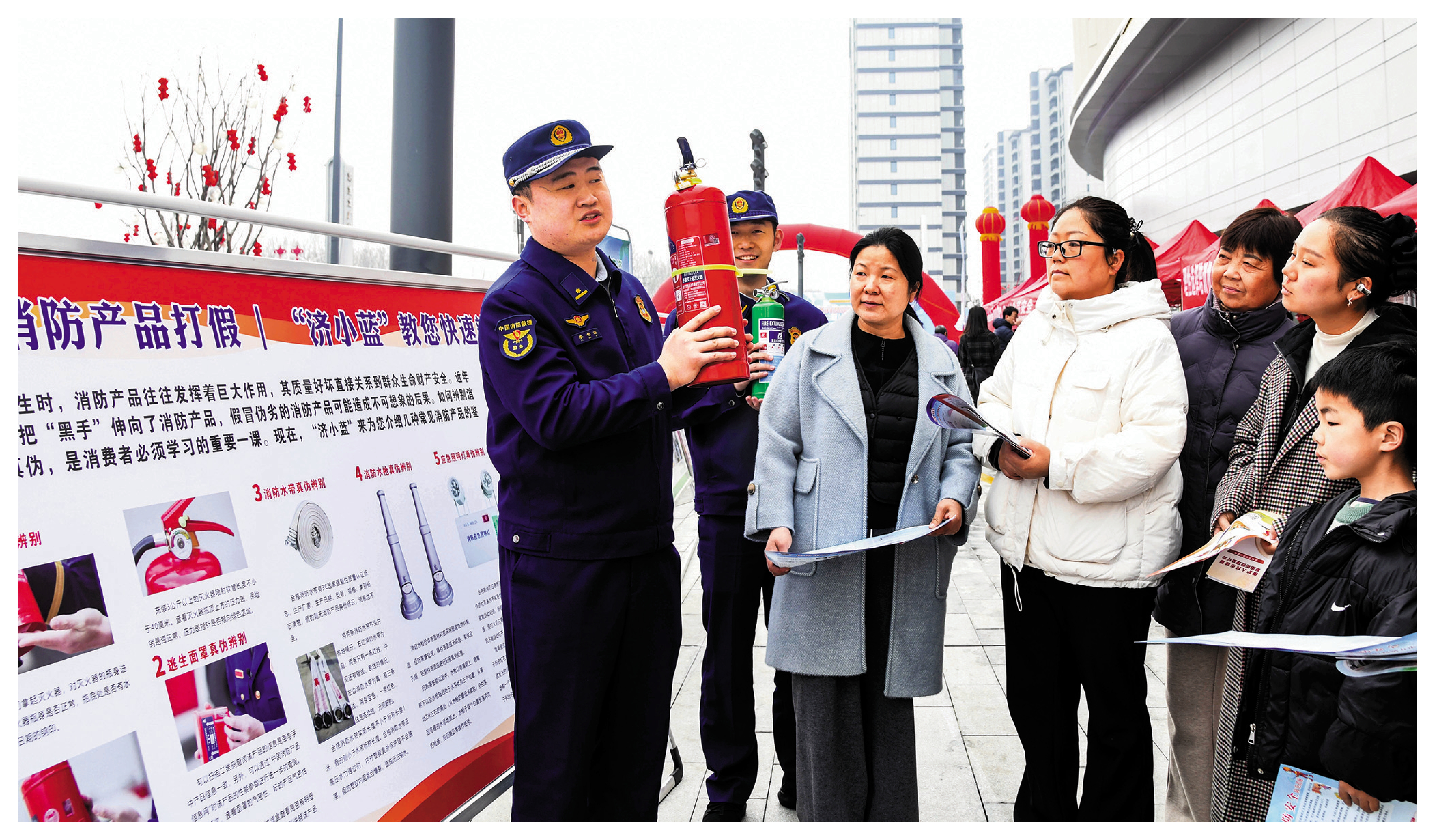 　　圖：3月15日，工作人員在河南省濟源市消費者權益日主題活動現場為消費者介紹如何鑒別假冒偽劣消防產品。\新華社