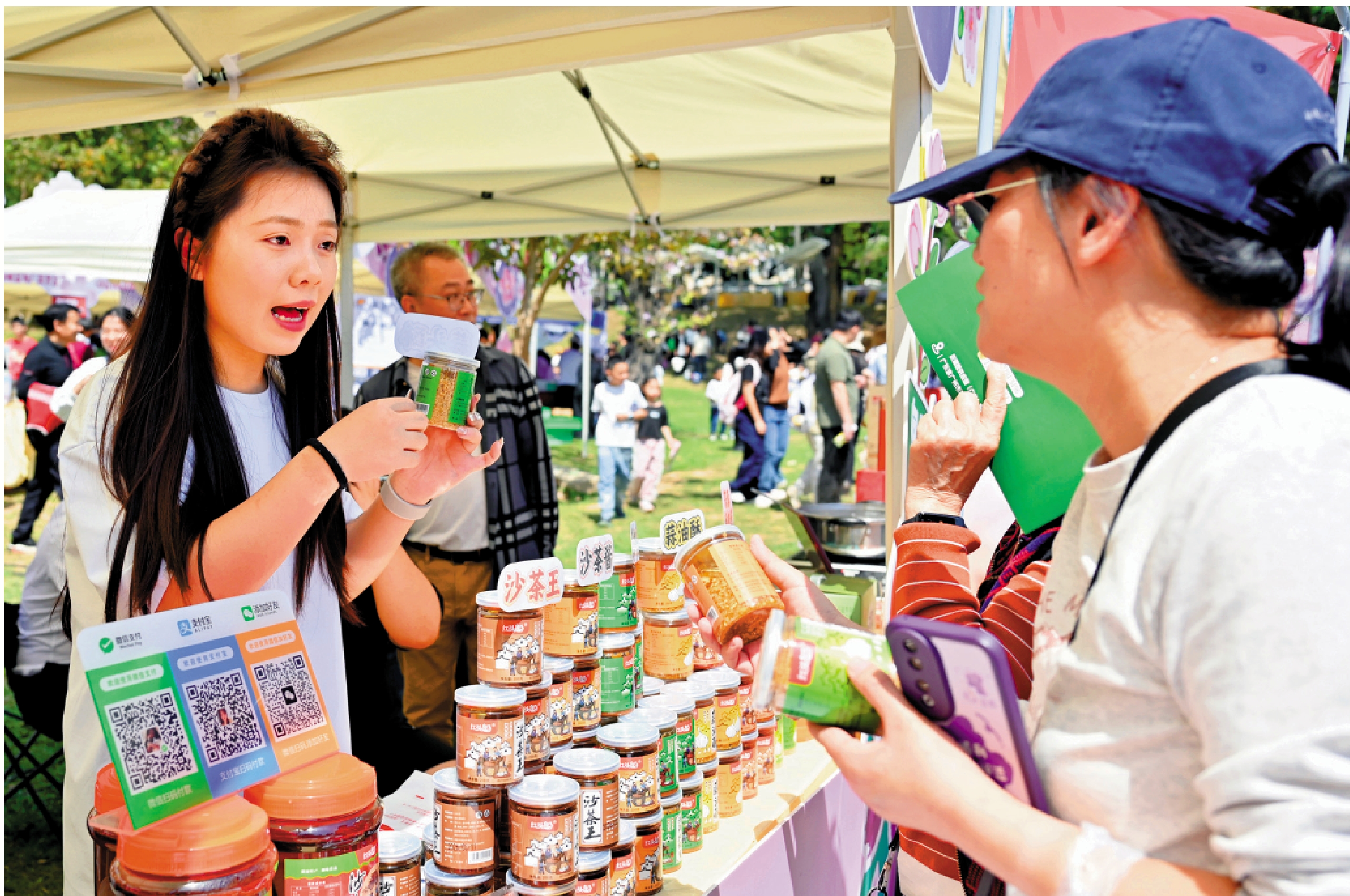 　　圖：2025年全國市場監管部門為消費者挽回經濟損失43.5億元人民幣。圖為消費者參加「廣貨行天下·粵牧優品」文明集市促消費活動。\中新社