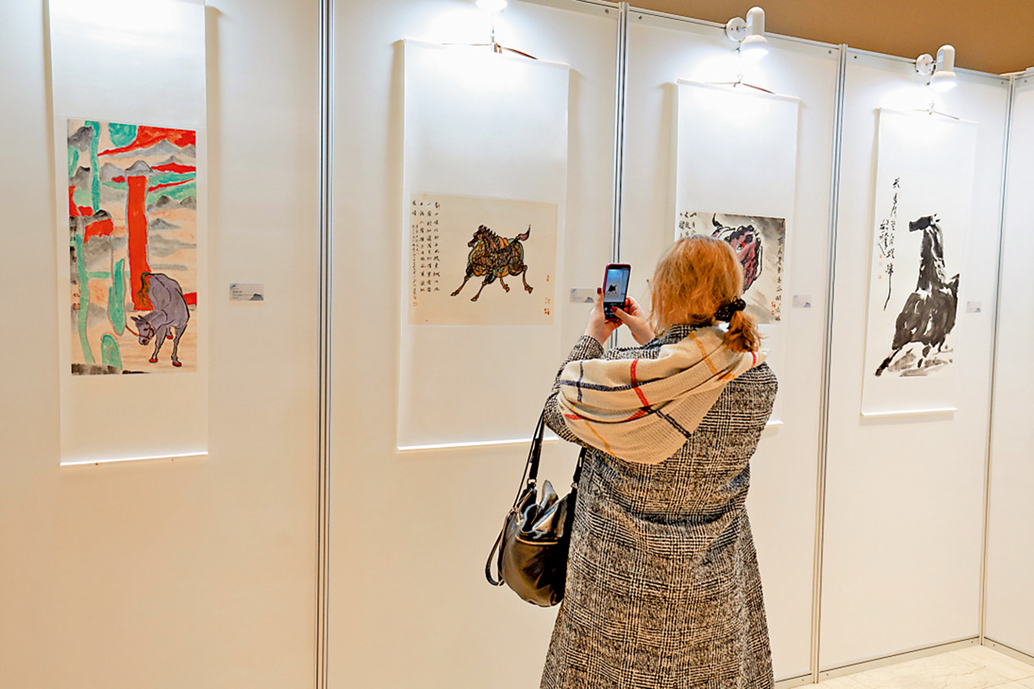　　圖：參觀者在「馬」主題中國畫藝術展上拍照留念。\新華社