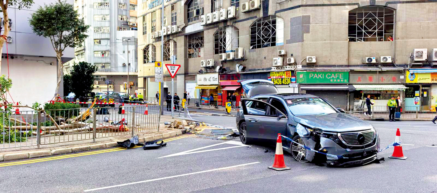 　　圖：九龍灣昨日有一輛私家車剷上行人路，造成九人受傷。