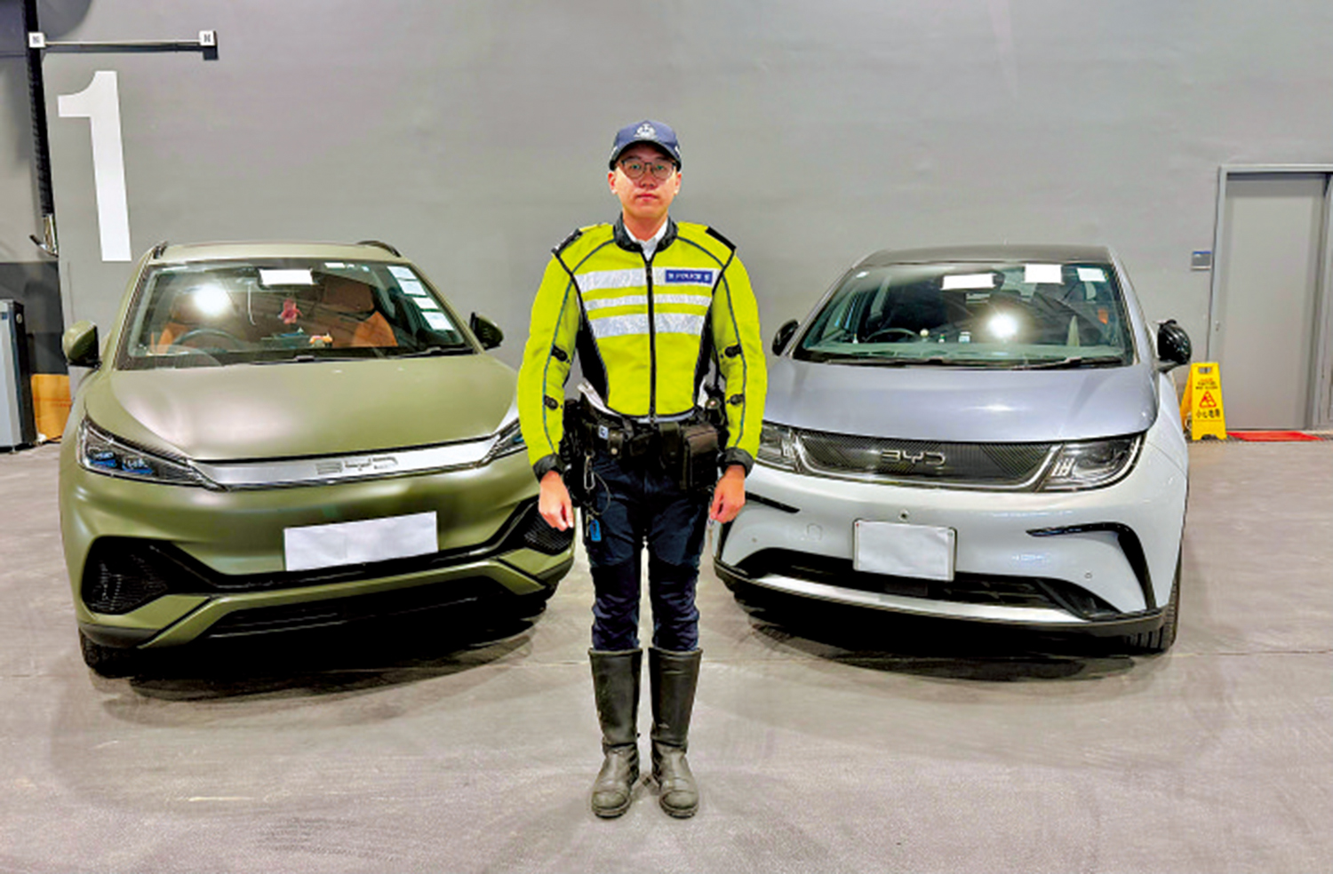 　　圖：港島總區警員放蛇打擊白牌車非法載客行動，拘捕一男一女司機。