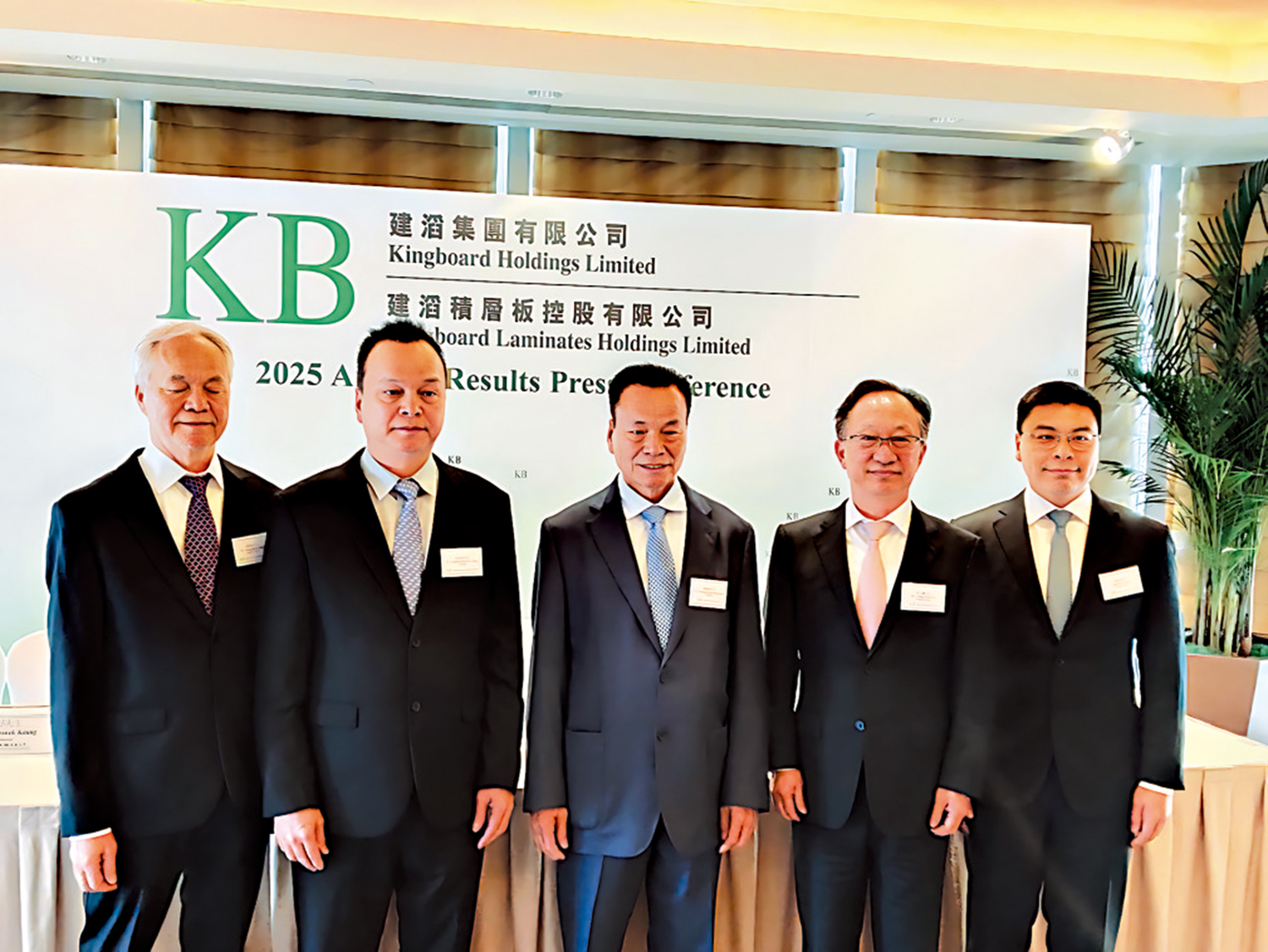 　　圖：張國榮（中）表示，近期業務增長不俗，且對前景有信心，冀可維持派息水平。