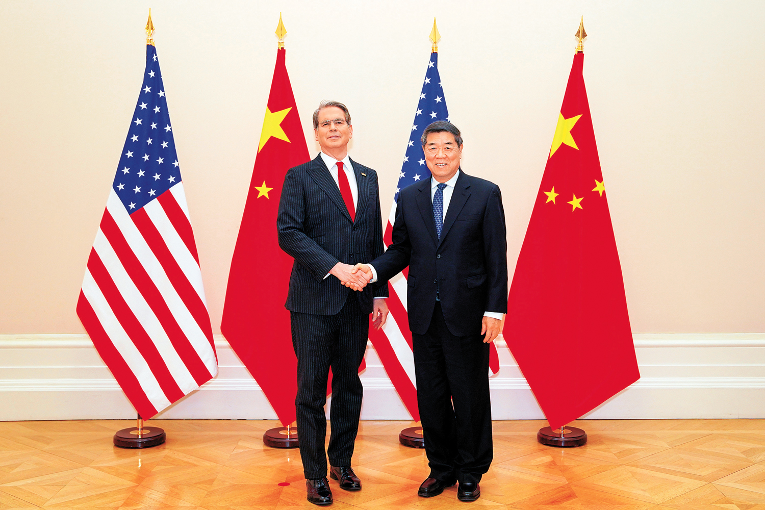 　　圖：當地時間3月15日至16日，中美兩國經貿團隊在法國巴黎舉行中美經貿磋商。圖為3月15日磋商前，中共中央政治局委員、國務院副總理何立峰與美國財政部長貝森特握手。\新華社