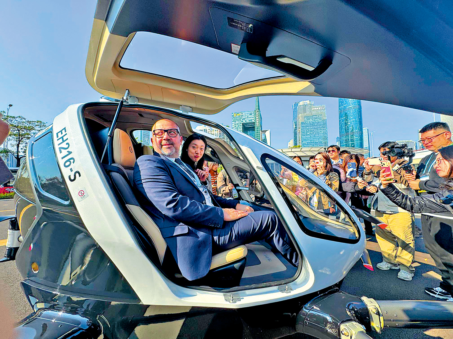 　　圖：「空間拓展」是廣東新賽道的重要方向之一。圖為一名外國人在體驗廣東的無人駕駛飛行器。\大公報記者 盧靜怡攝