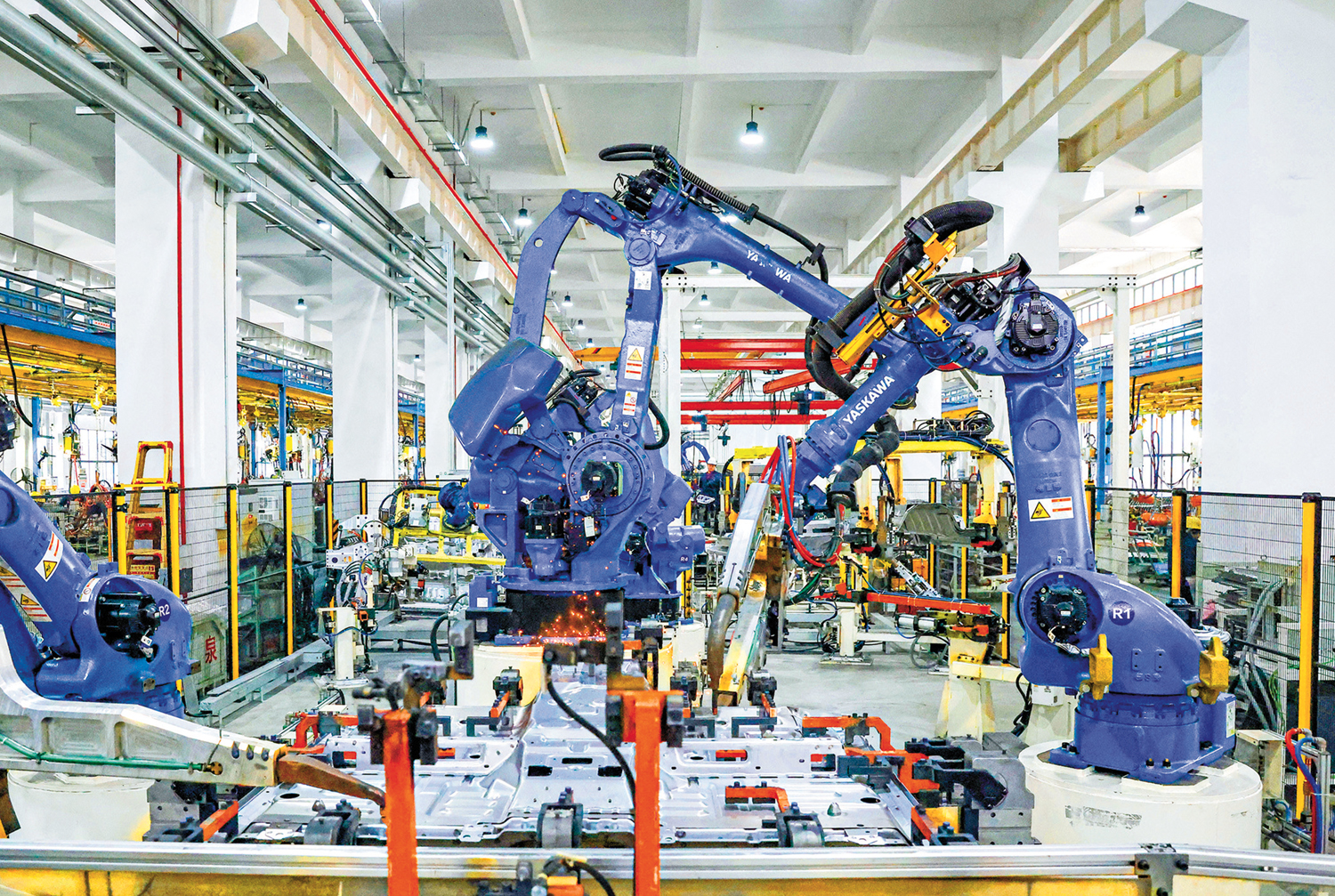 　　圖：「十五五」規劃綱要提出，未來五年將培育壯大新興產業和未來產業。圖為江蘇省的揚州市洪泉實業有限公司，機器人在焊接車間生產線上作業。\新華社