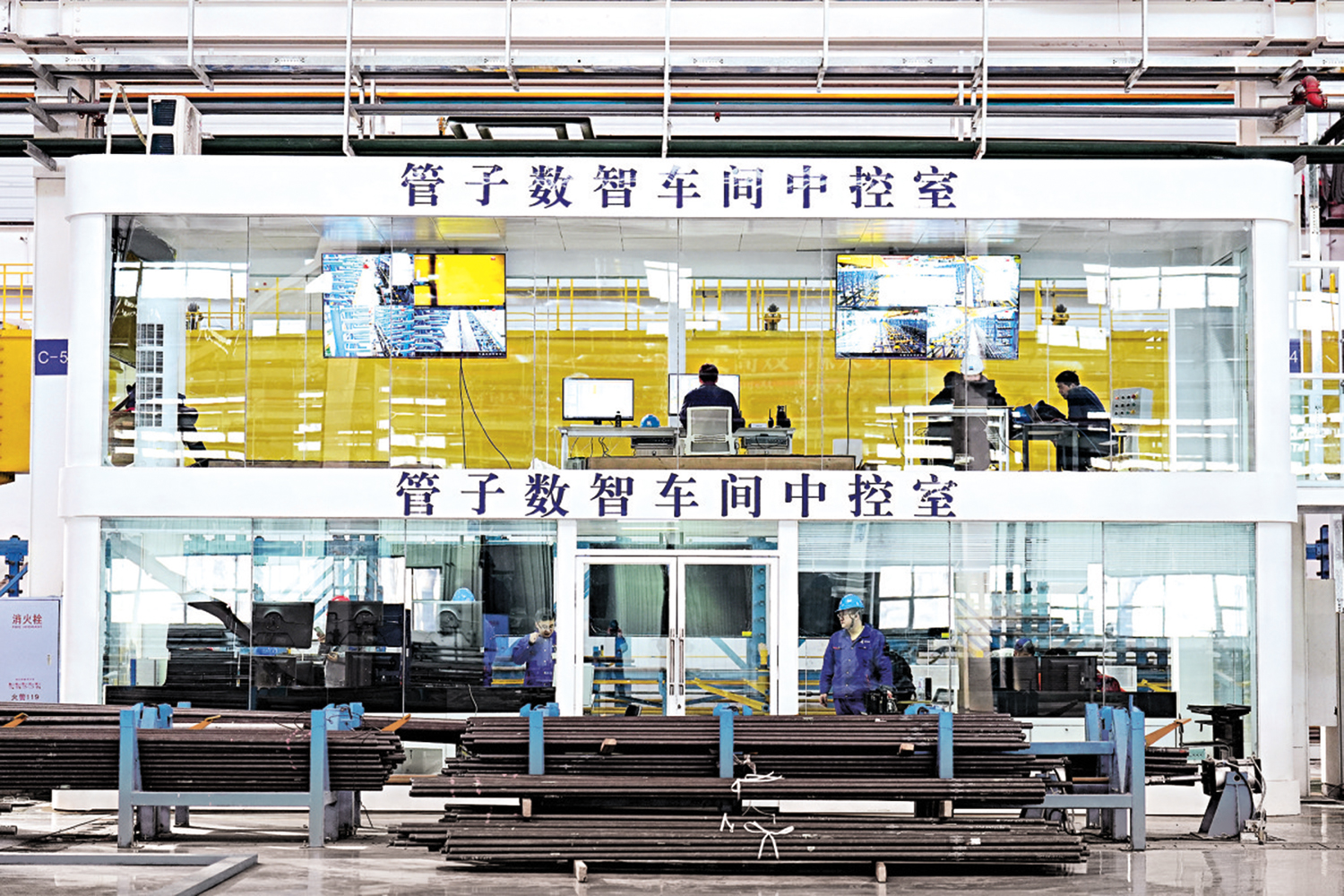 　　圖：在哈爾濱電氣集團下轄的哈爾濱鍋爐廠有限責任公司，技術人員在數智車間中控室進行作業。\新華社