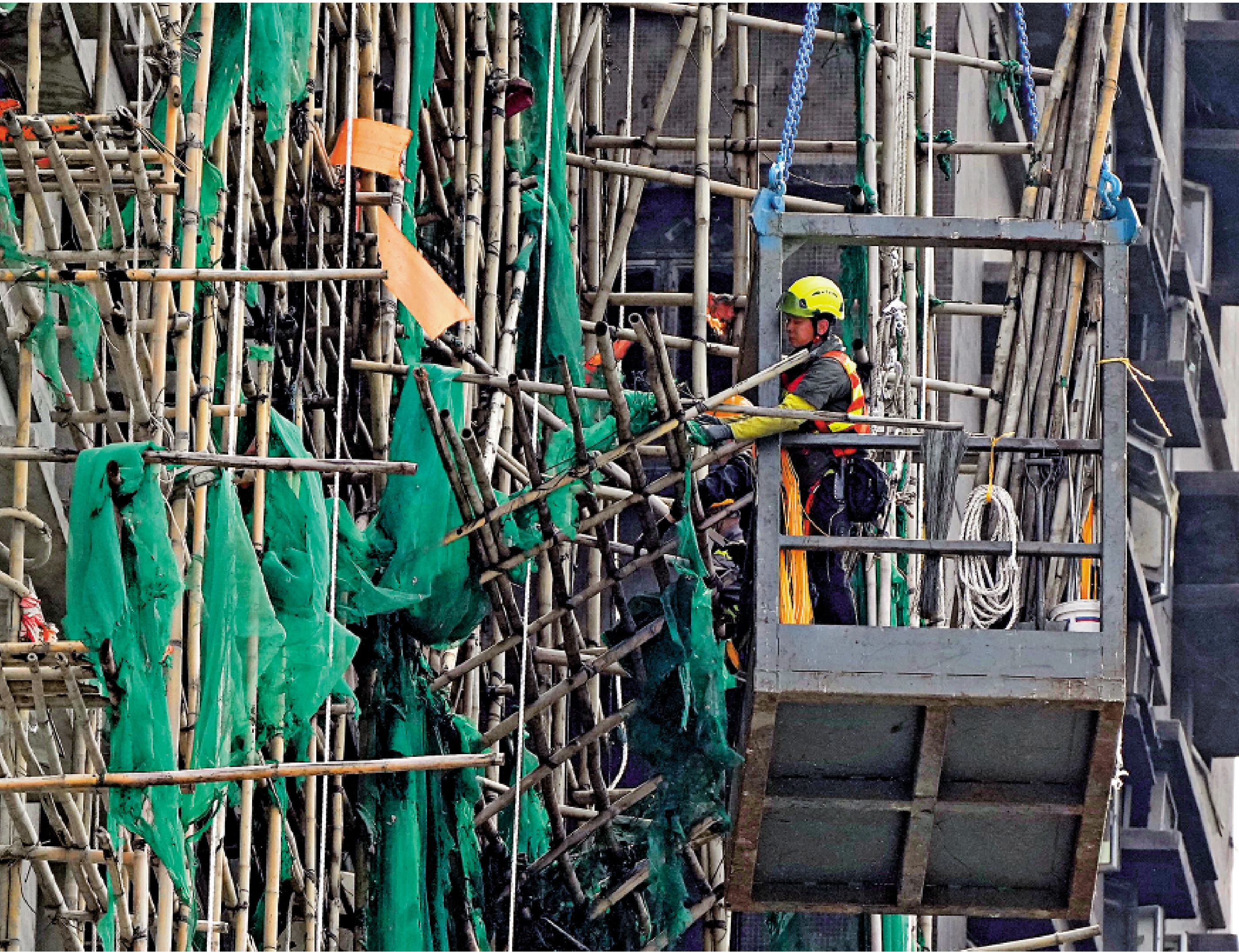 　　圖：宏福苑現正進行加固工程，政府目標是安排居民四月中下旬分批返回單位，取回個人物品。