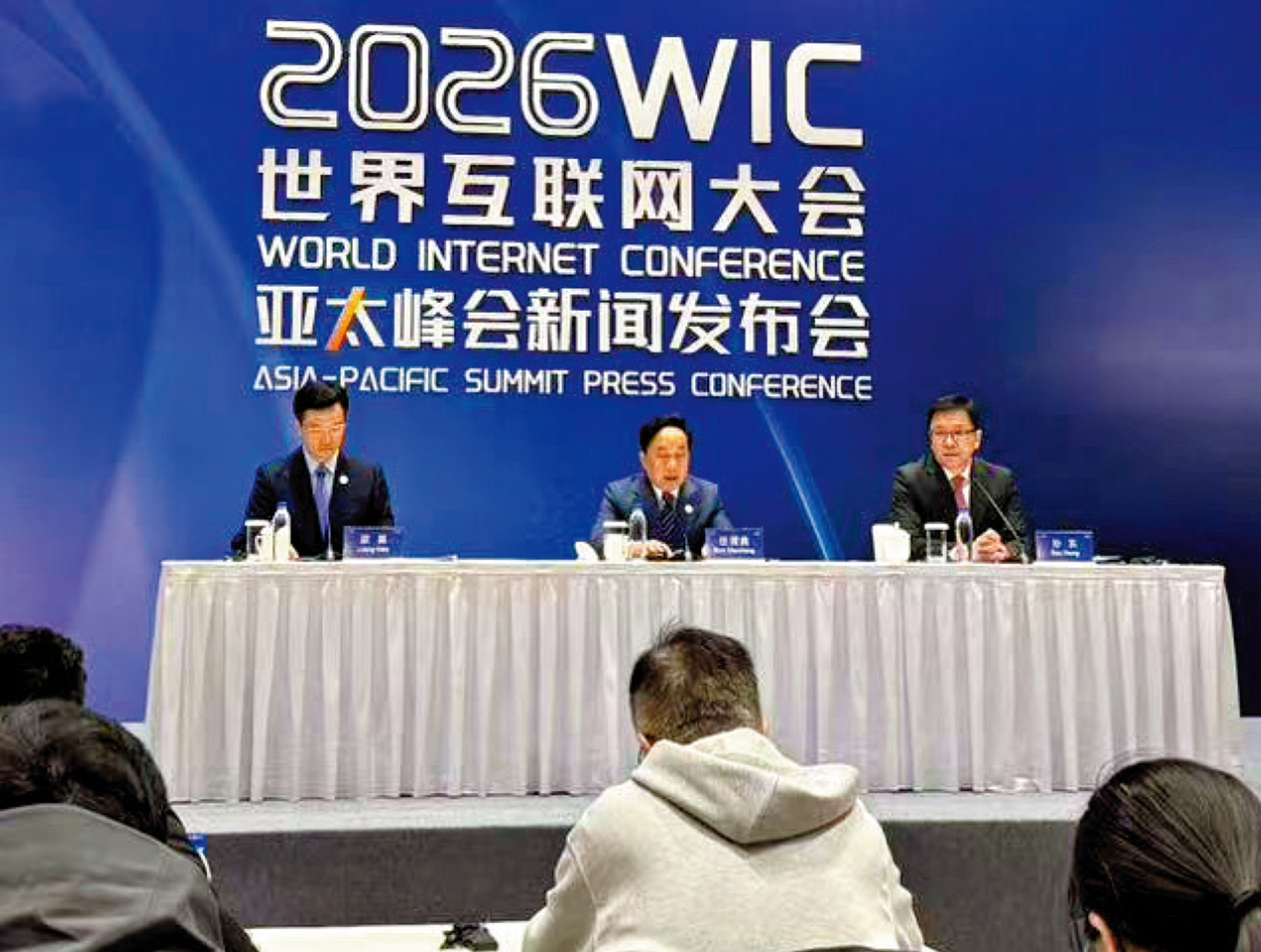 　　圖：孫東（右一）表示，香港主動對接「十五五」規劃，加速建設國際創科中心。中為任賢良。 大公報記者郭瀚林攝