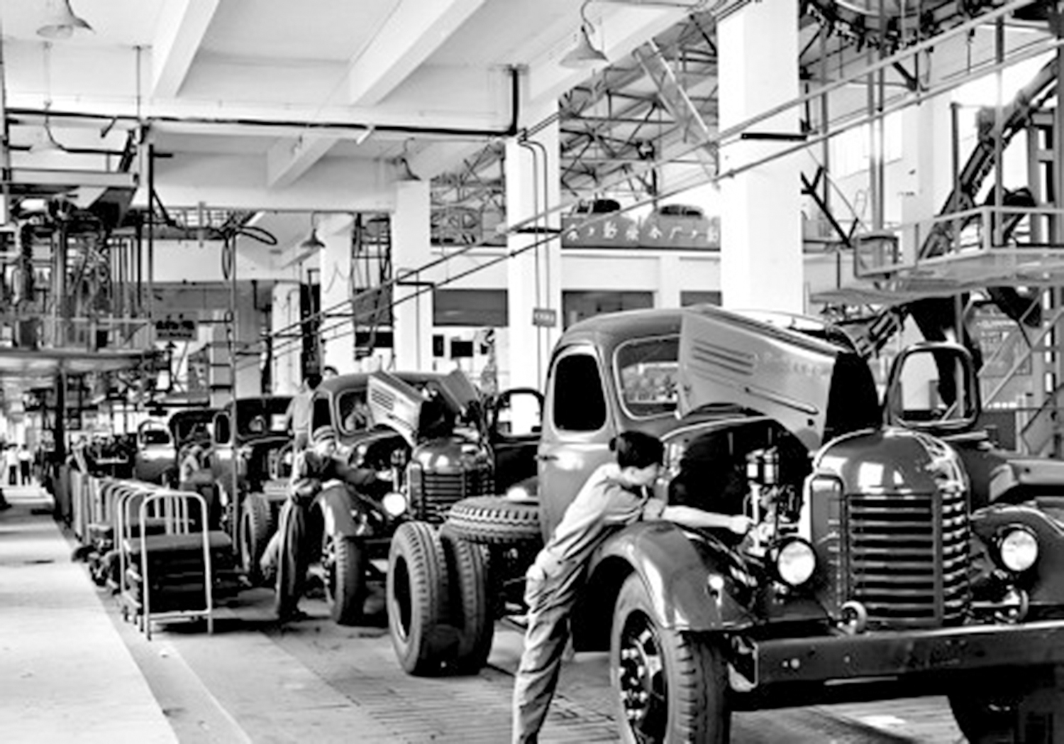 　　圖：1956年7月，中國第一批國產汽車─「解放」牌載重汽車在長春第一汽車製造廠試製成功。
