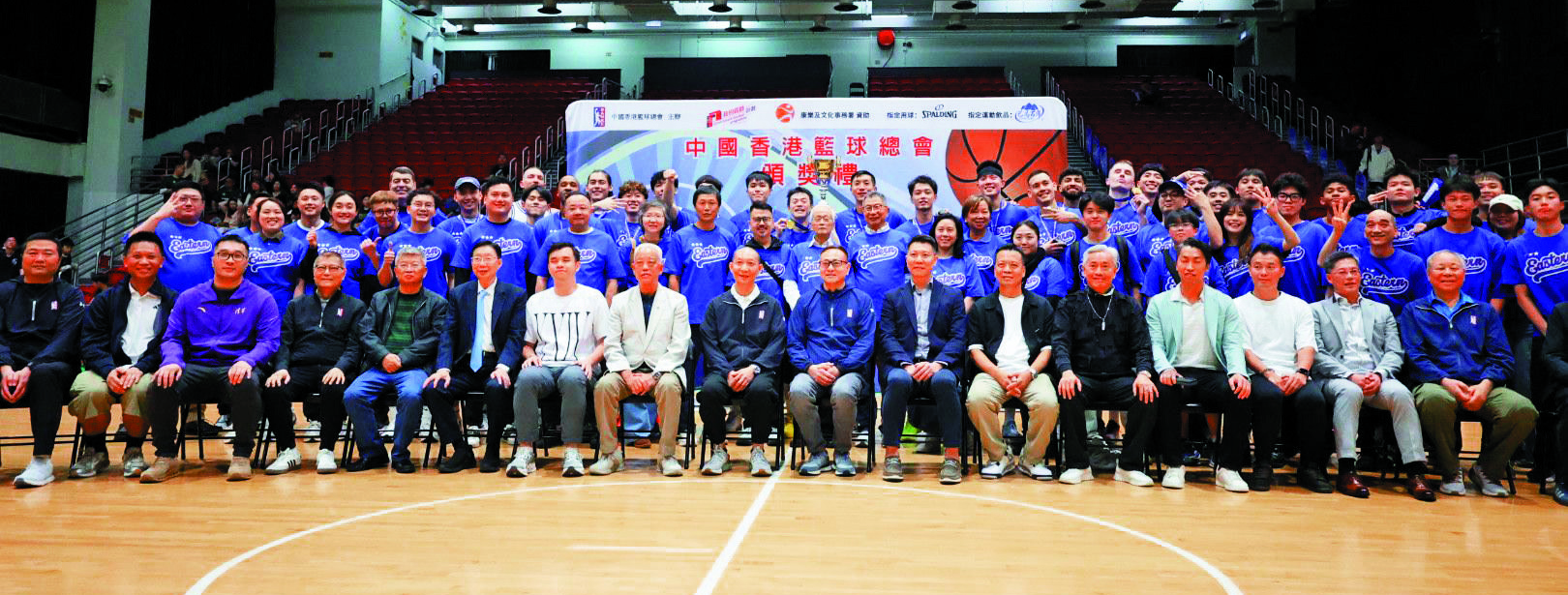 　　圖：東方領獎後，與嘉賓合照。\大公報記者朱家立攝