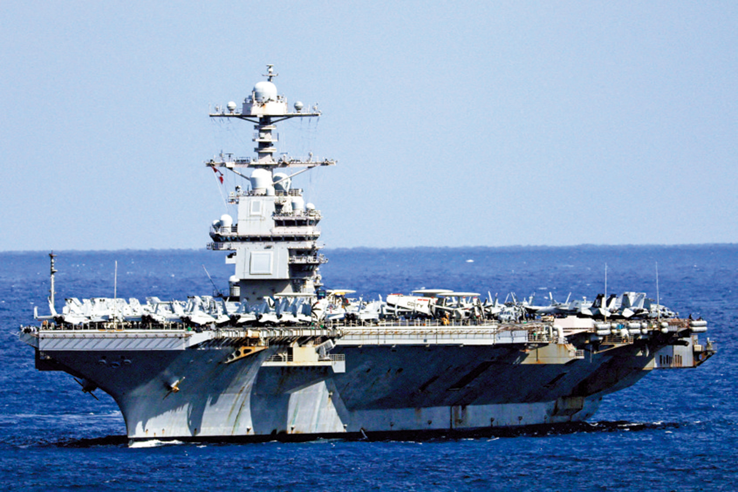 　　圖：美「福特」號航母12日發生的火災持續超過30小時。\路透社