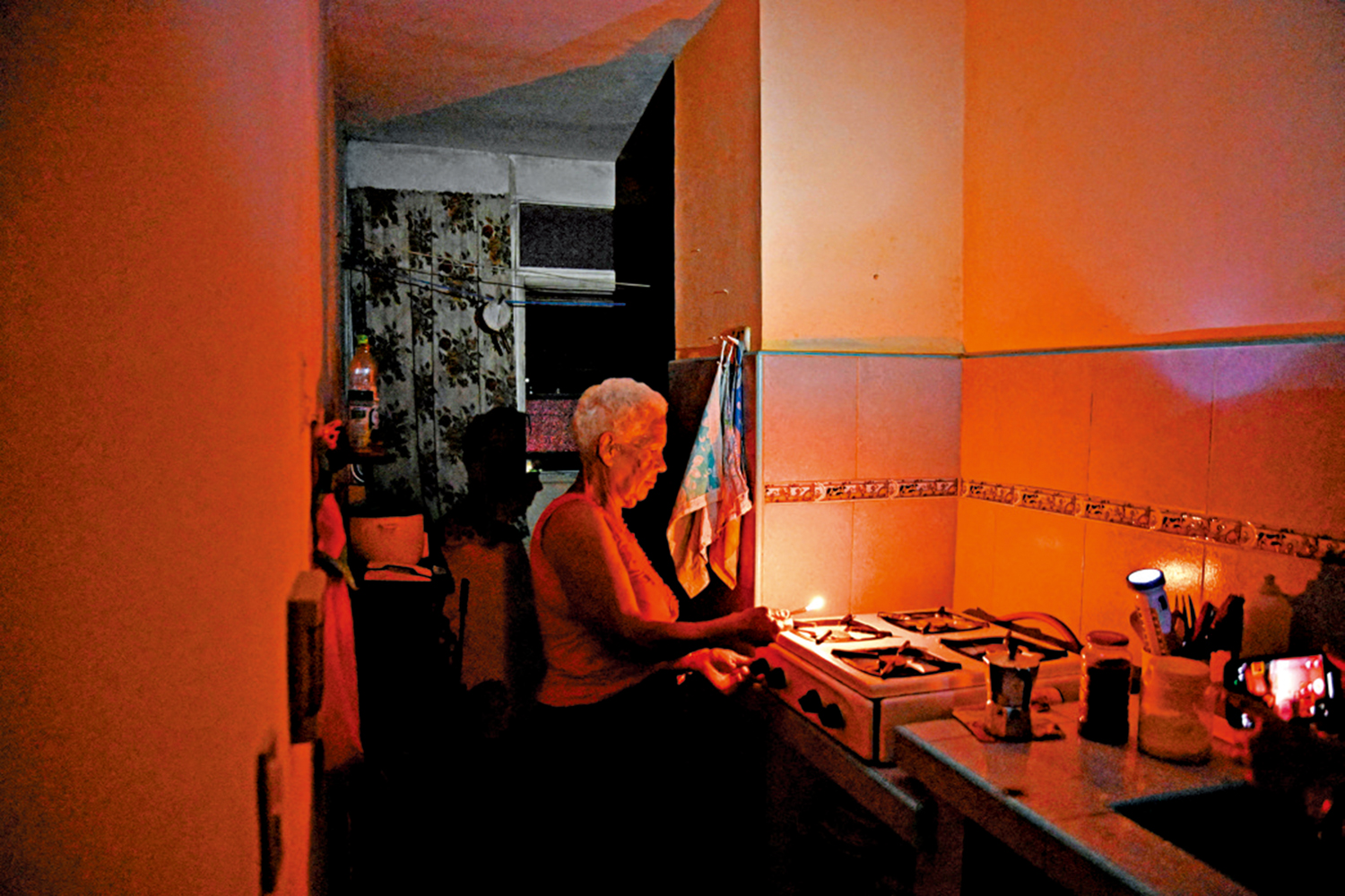 　　圖：哈瓦那一名長者在黑暗中靠手電筒照明。\路透社